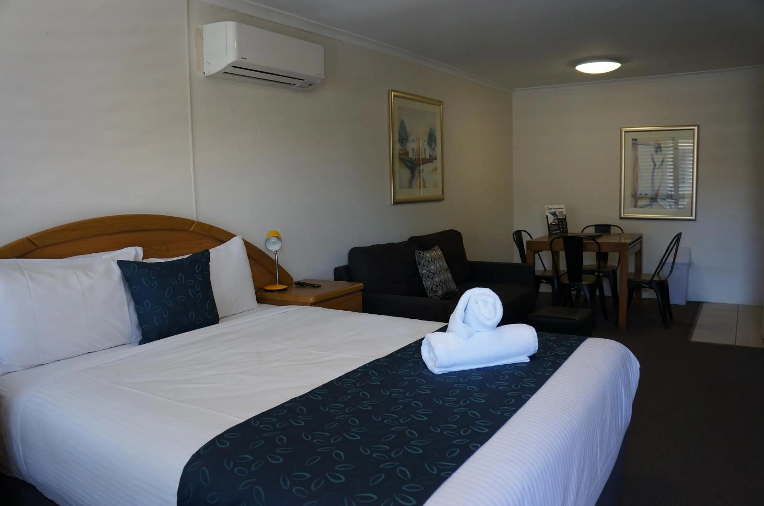 Bed in Waves Motel and Apartments