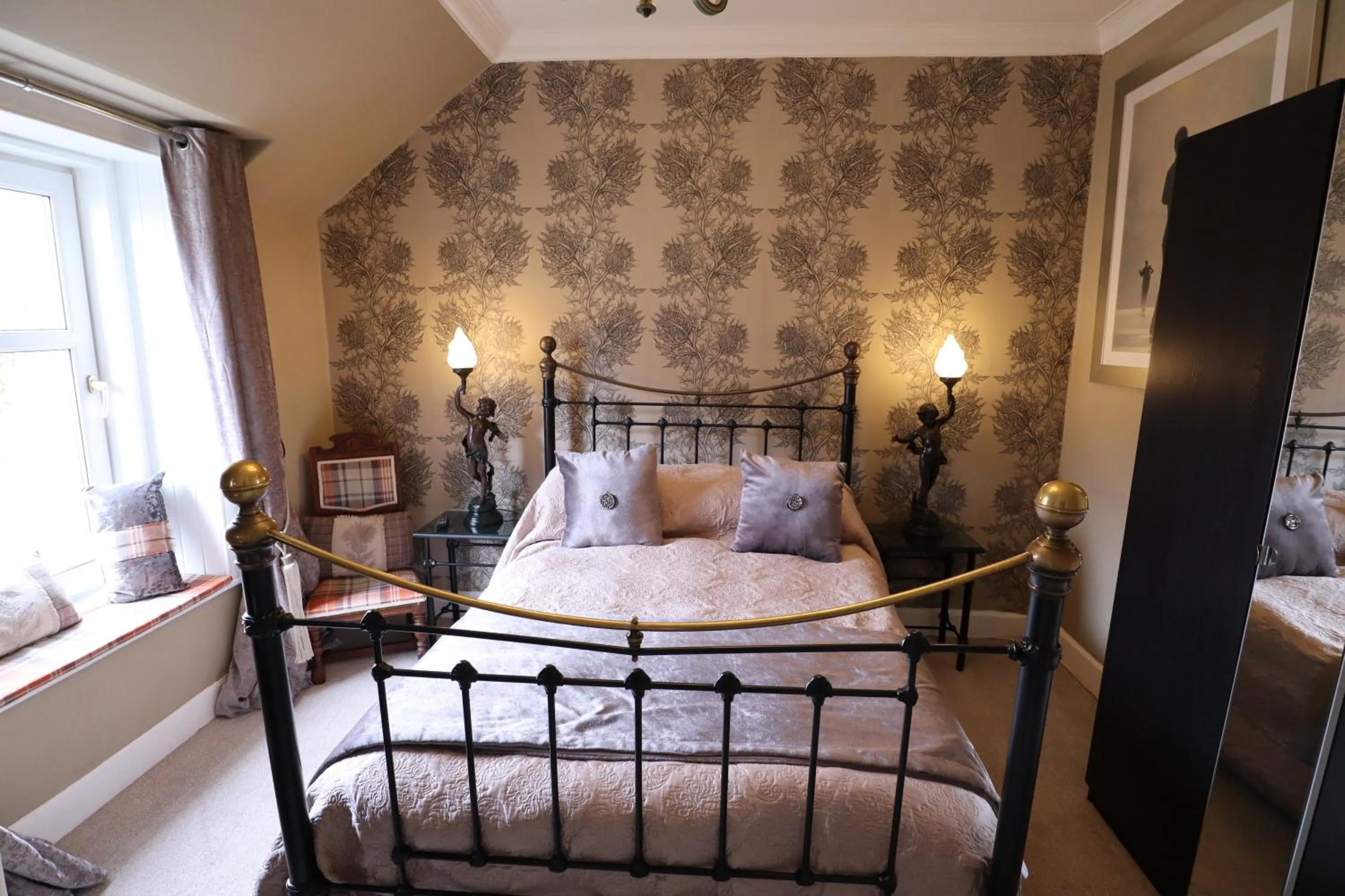 Photo of the whole room in Alltavona House