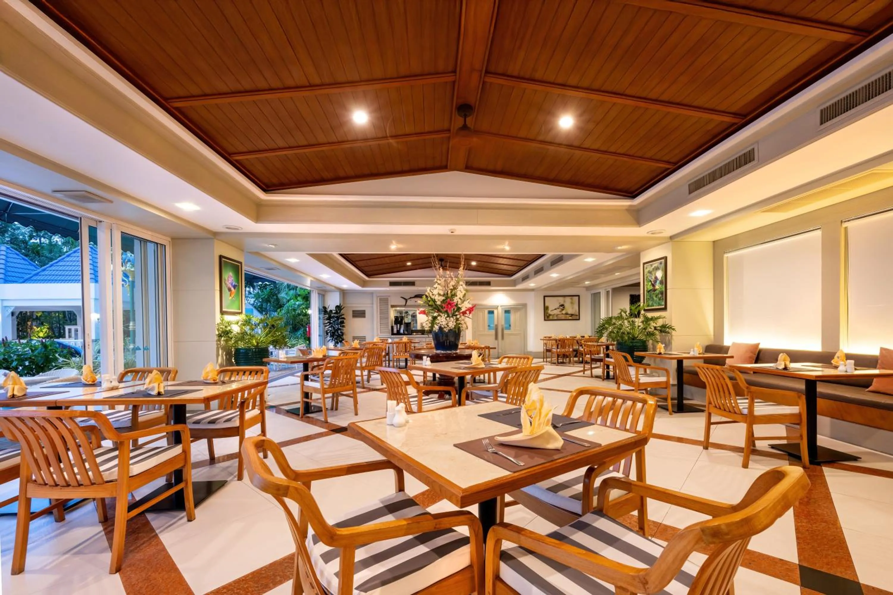 Restaurant/places to eat in Andaman Beach Suites Hotel, Patong Phuket