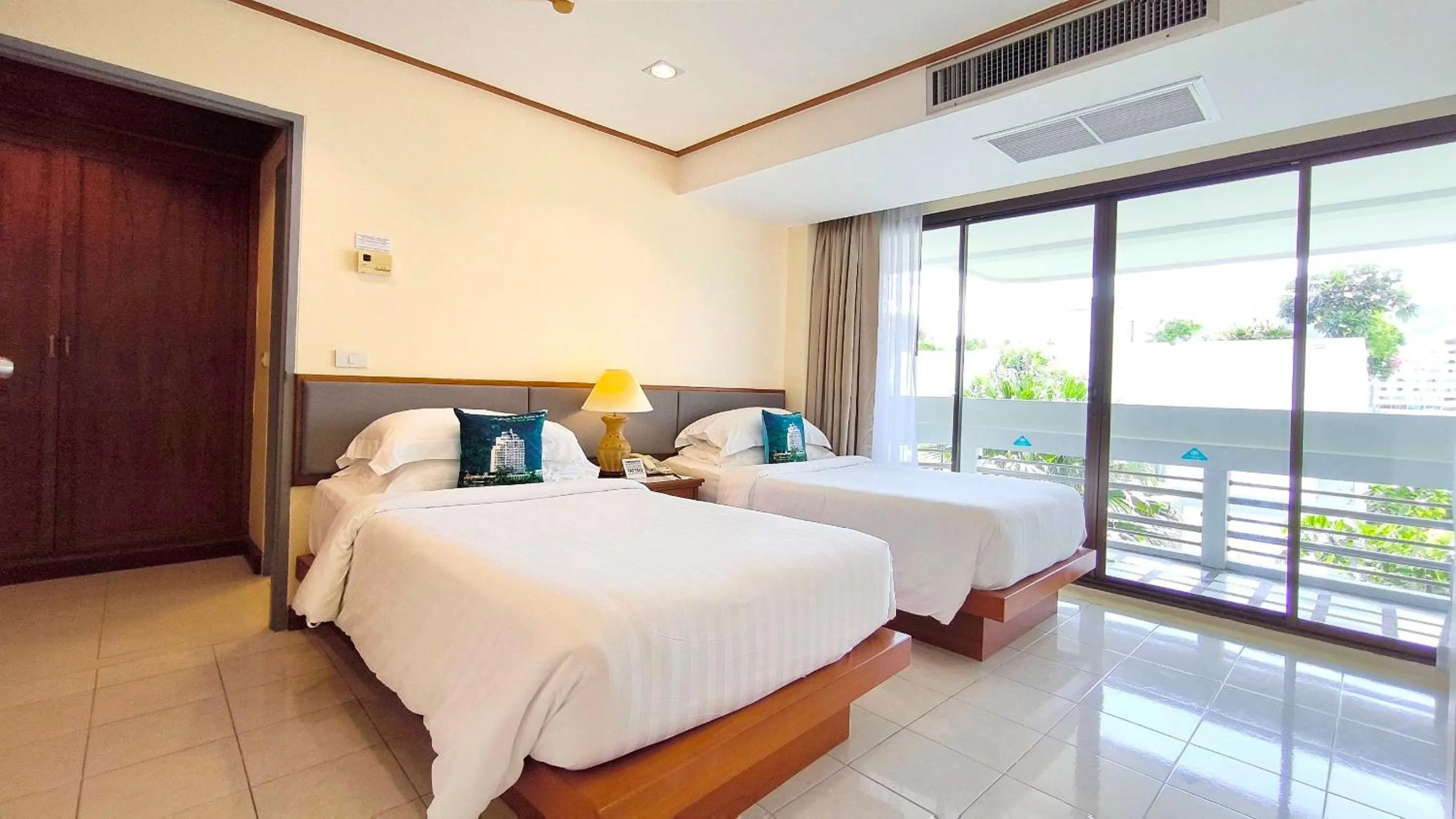 Bedroom, Bed in Andaman Beach Suites Hotel, Patong Phuket