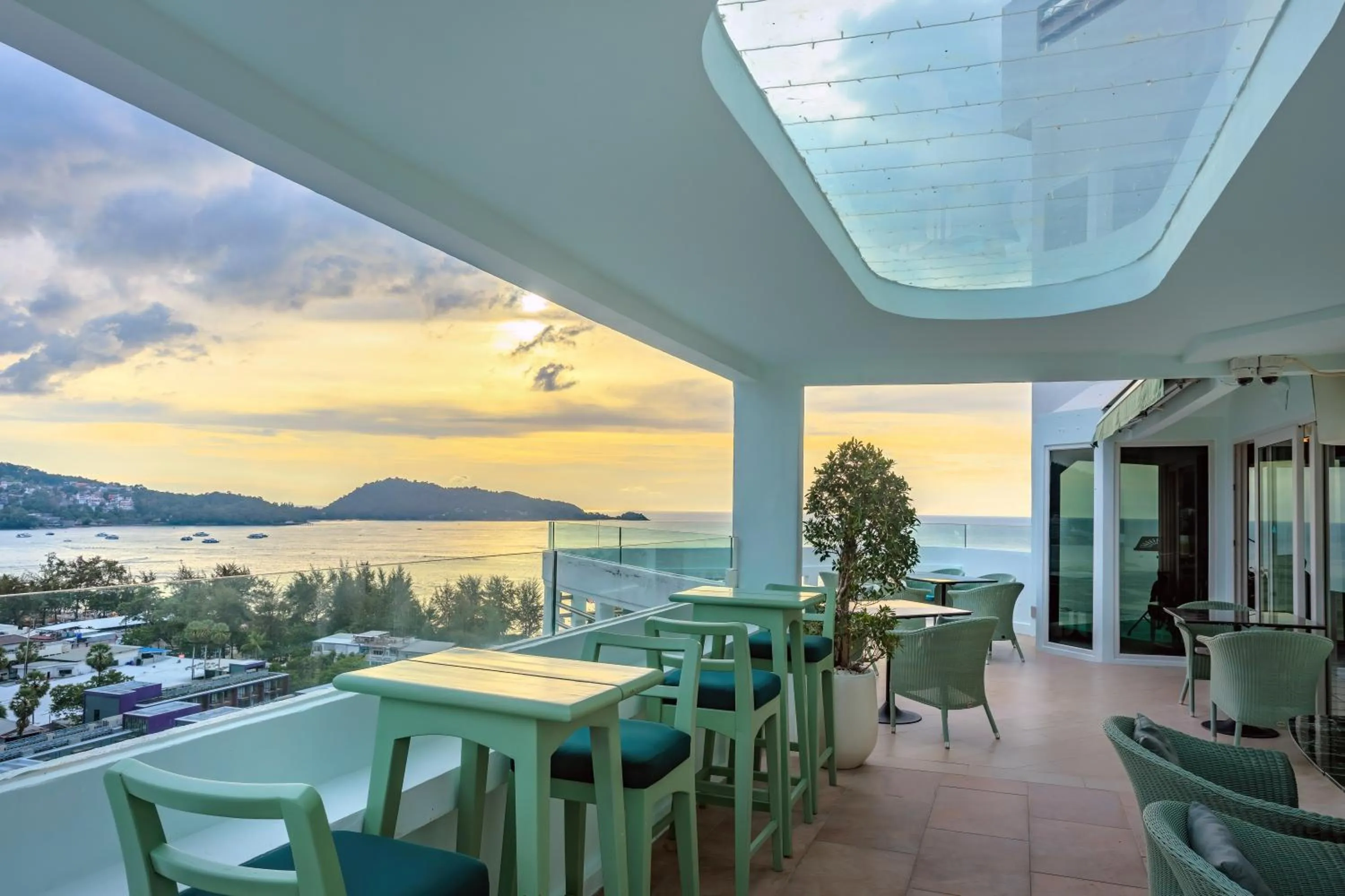 Lounge or bar in Andaman Beach Suites Hotel, Patong Phuket