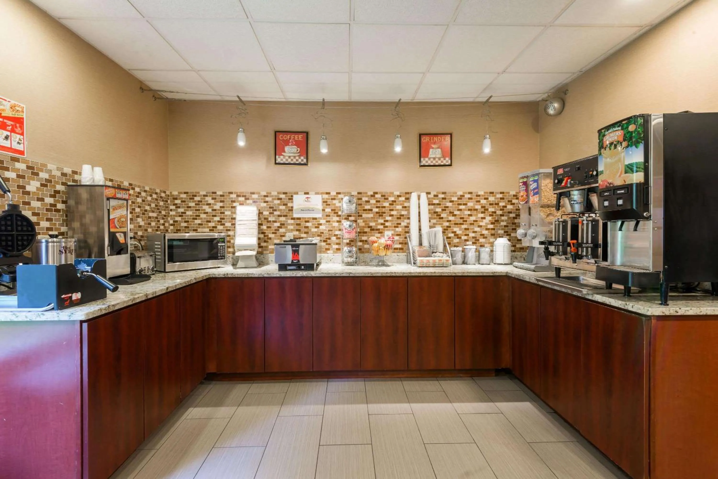 Restaurant/places to eat in Super 8 by Wyndham Mars/Cranberry/Pittsburgh Area