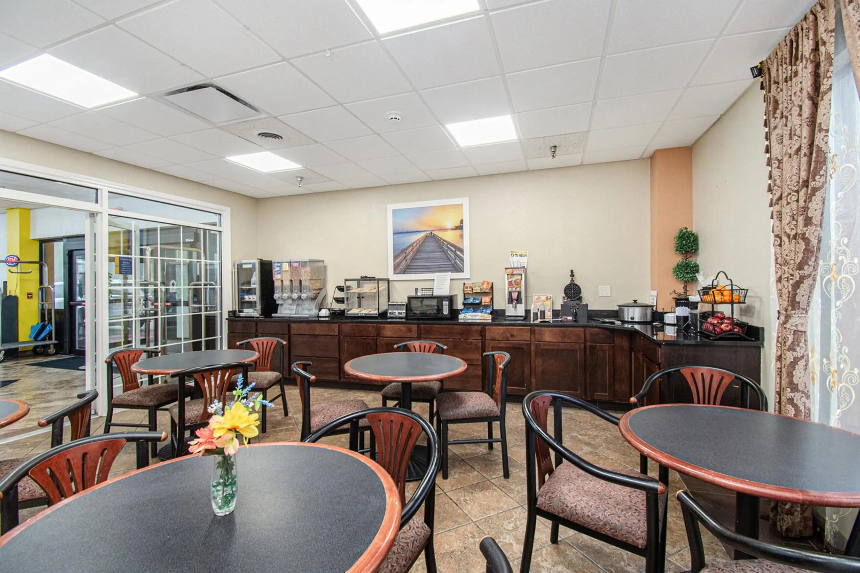Breakfast in Days Inn & Suites by Wyndham Mt Pleasant