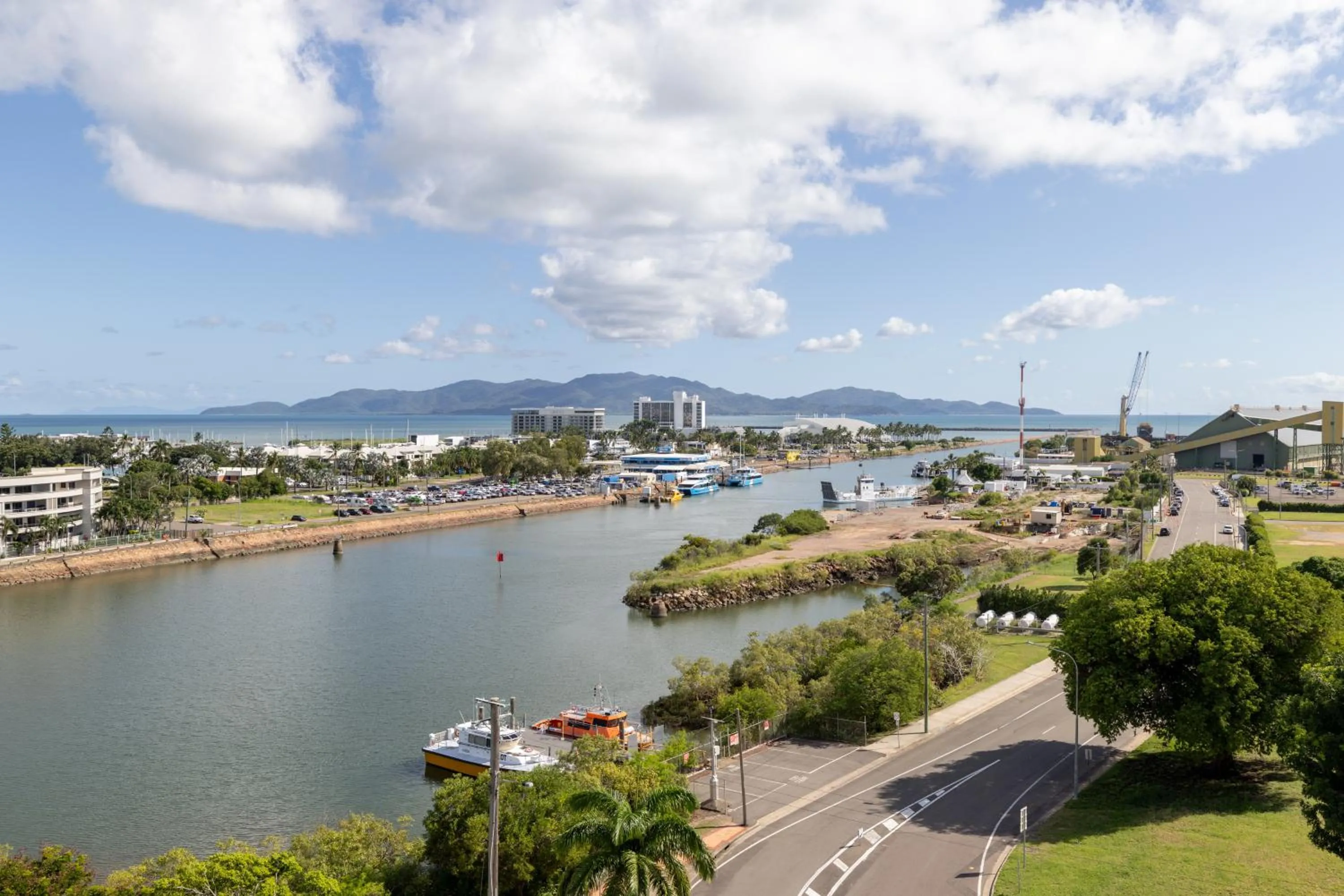 Natural landscape in Oaks Townsville Hotel