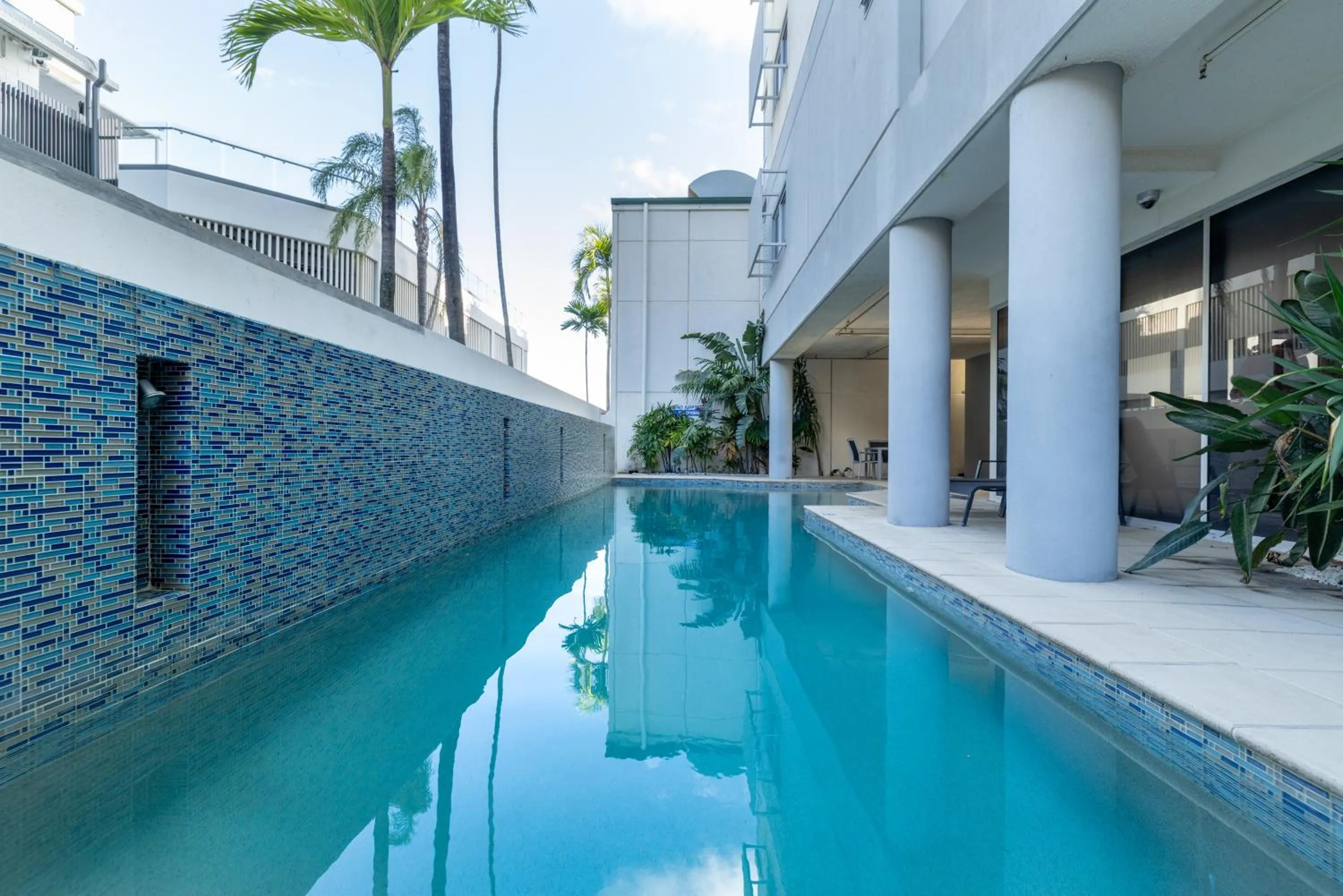 Swimming pool in Oaks Townsville Hotel