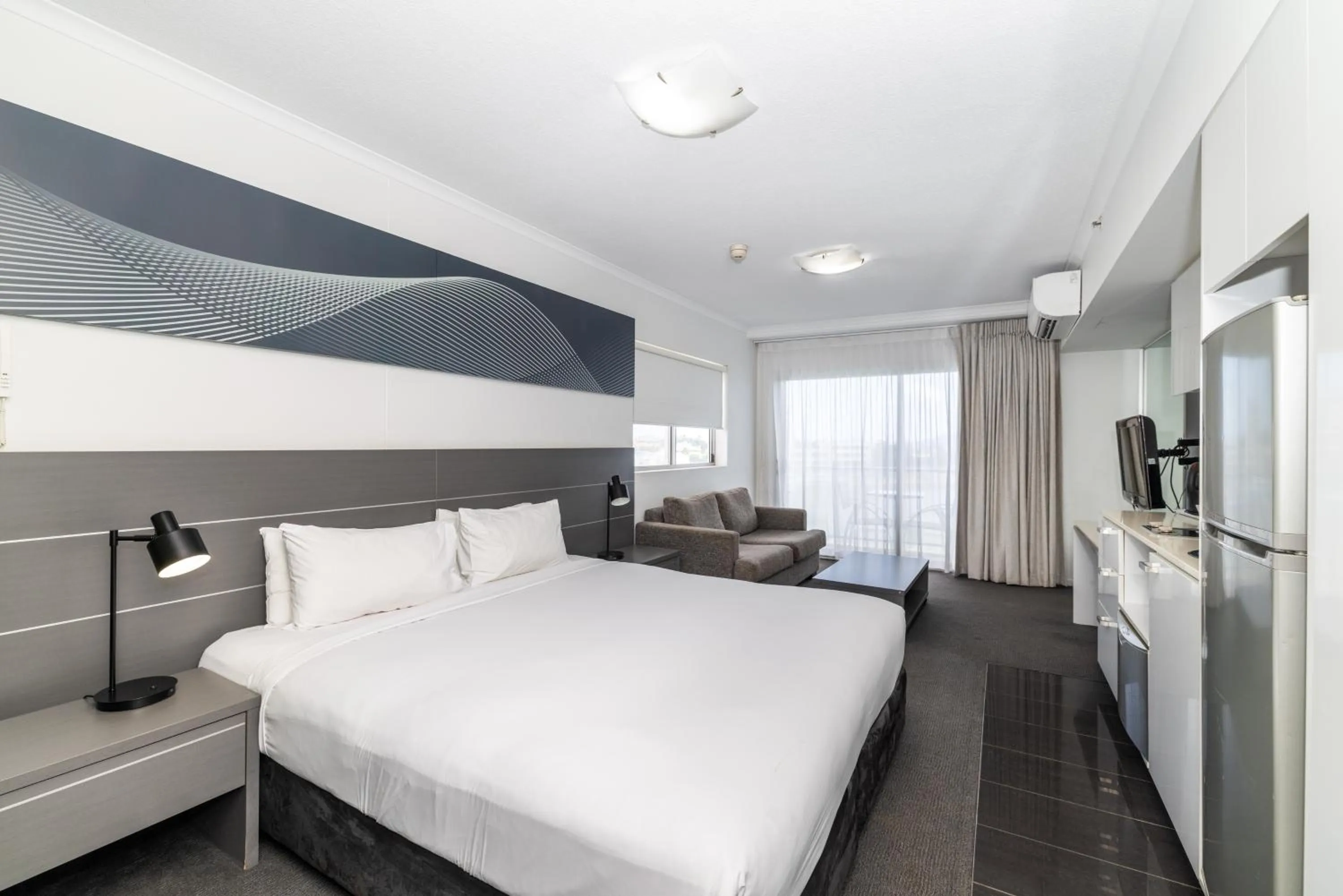 Photo of the whole room, Bed in Oaks Townsville Hotel