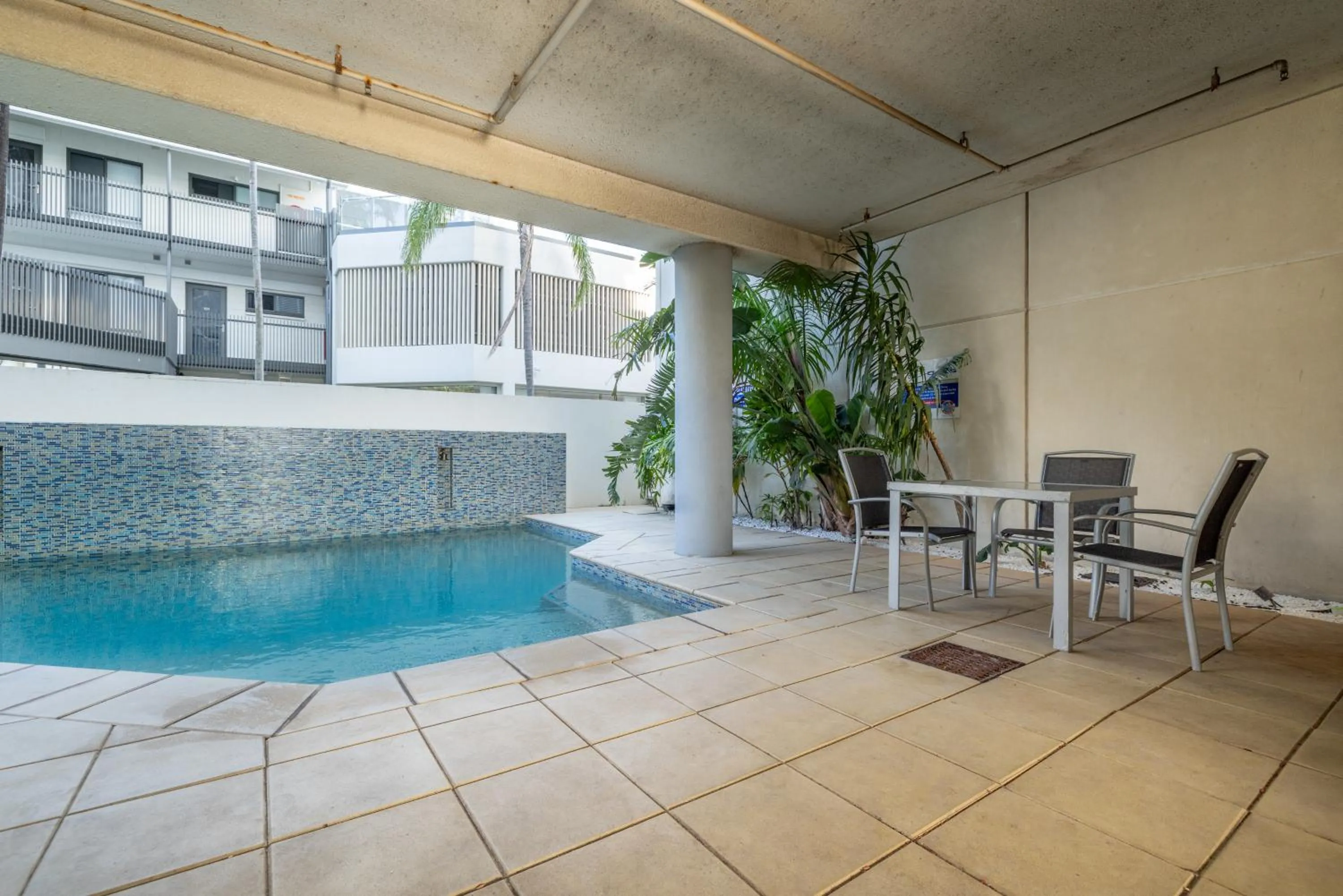 Swimming pool in Oaks Townsville Hotel