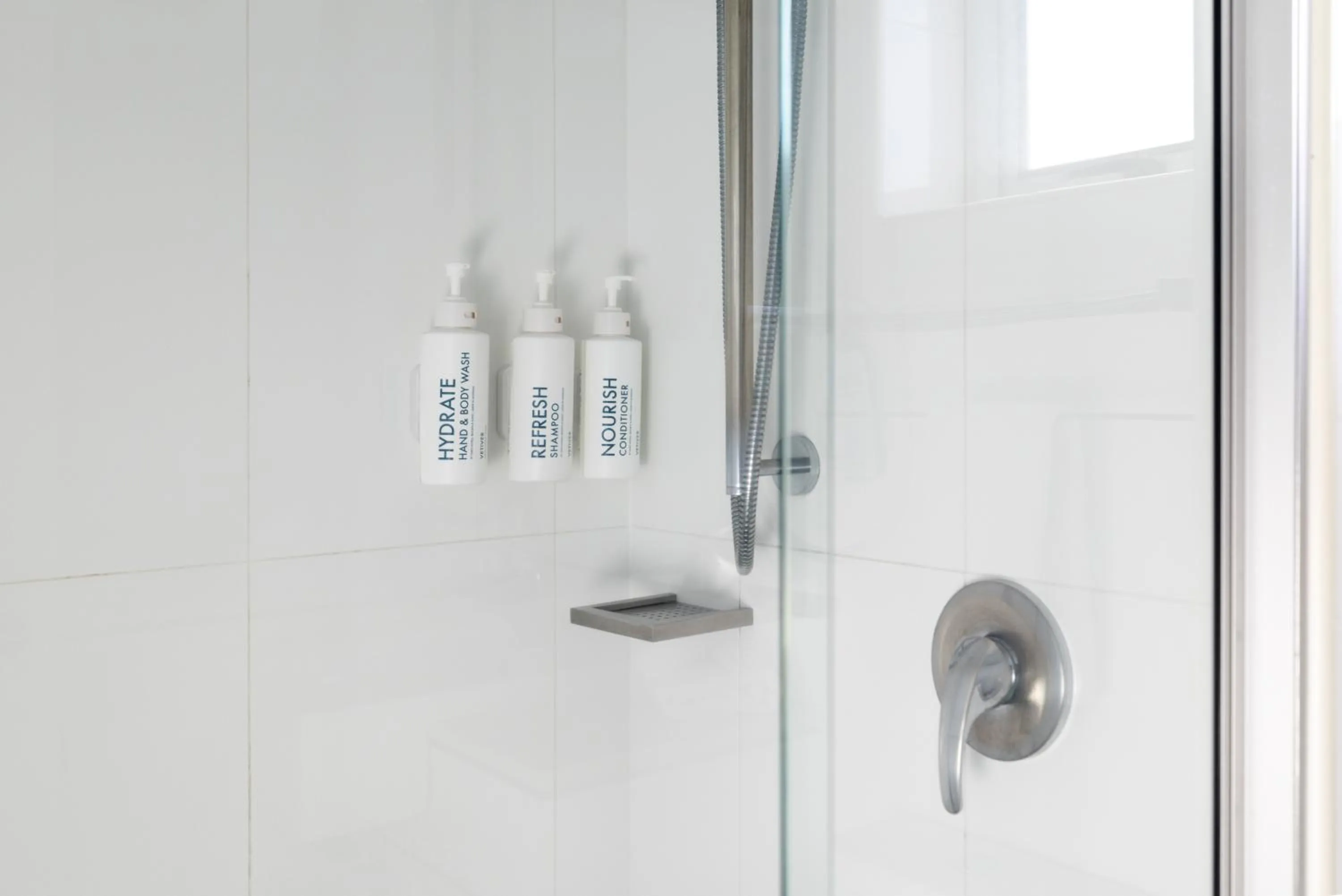 Shower in Oaks Townsville Hotel