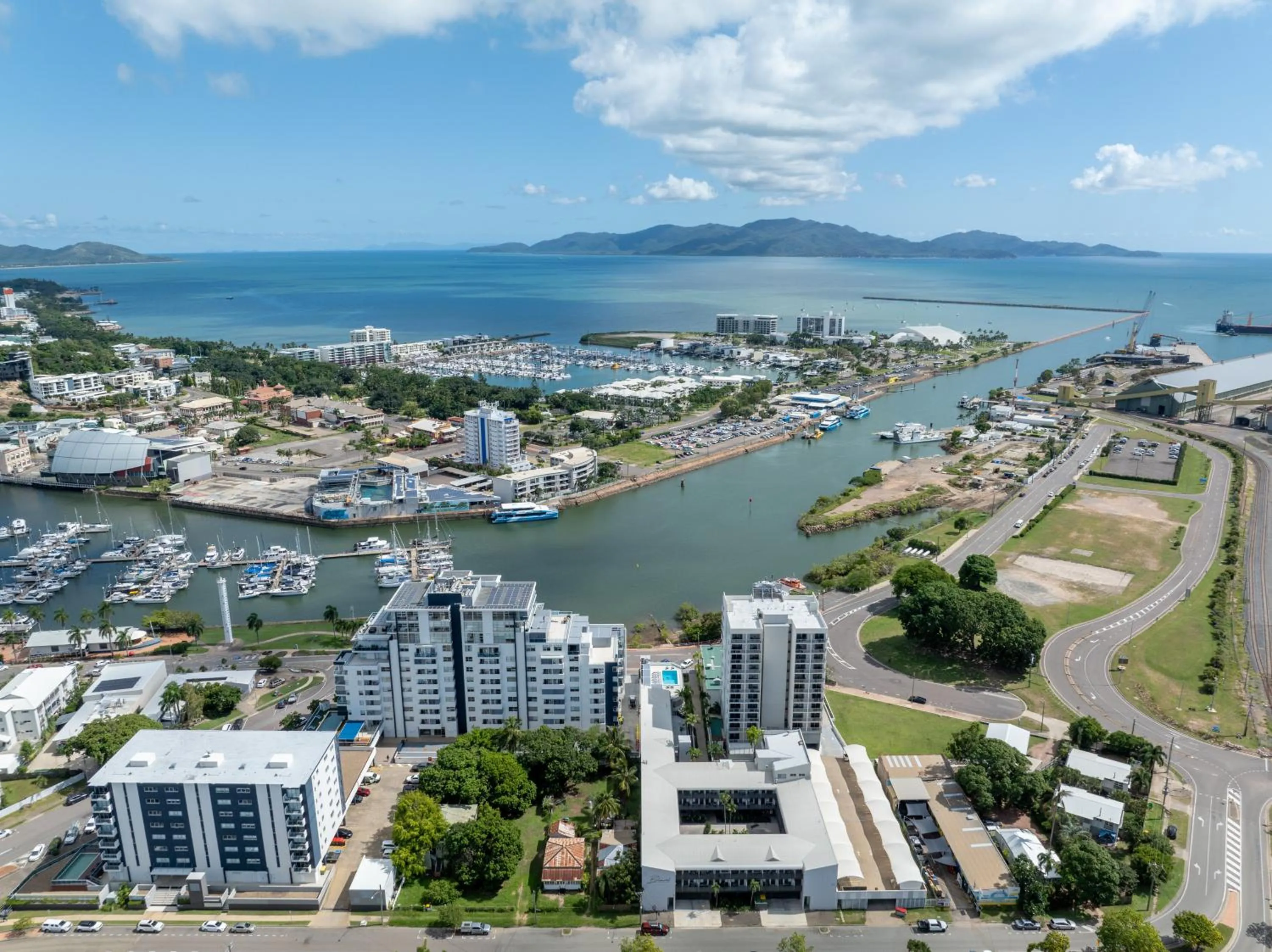 Property building in Oaks Townsville Hotel