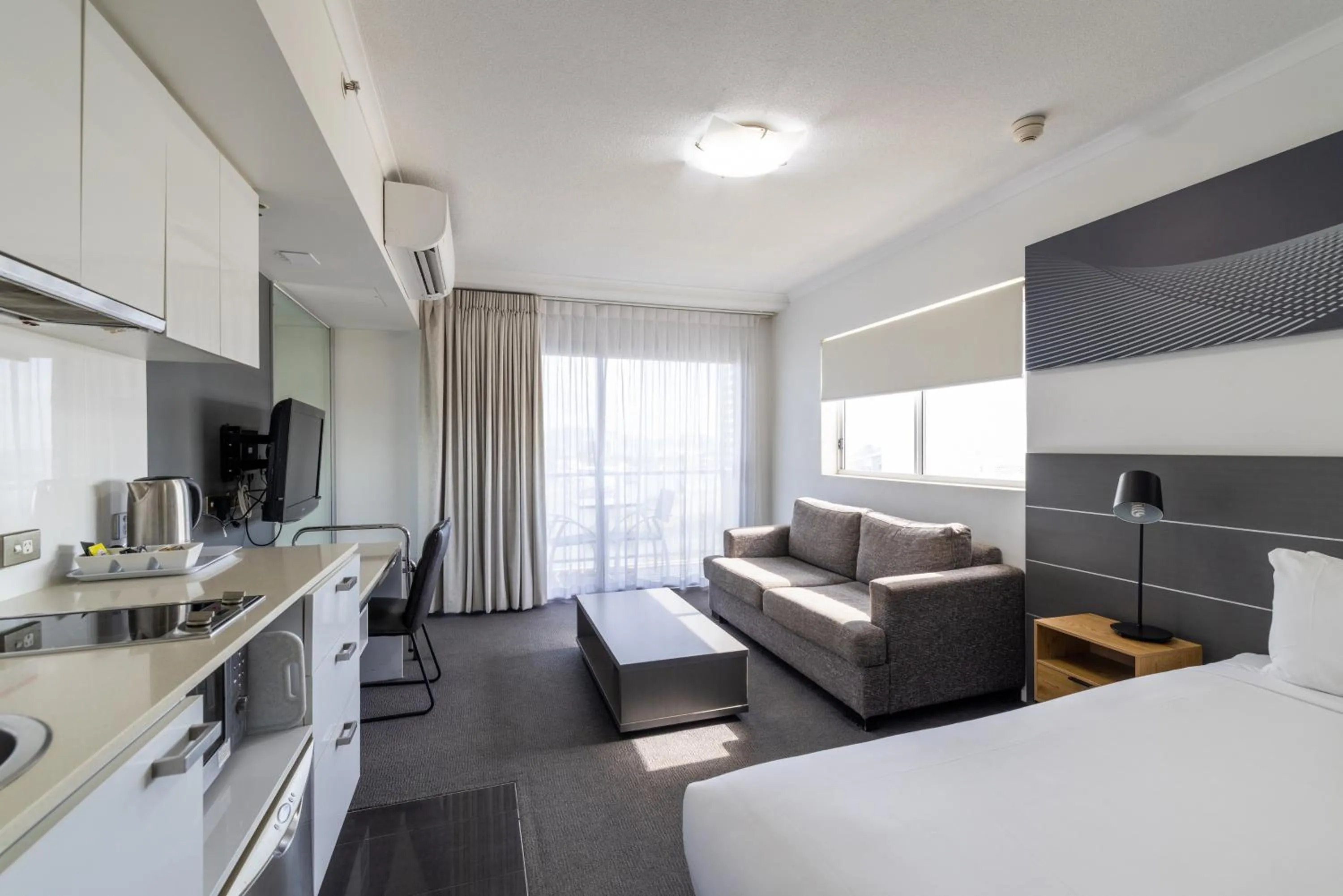 Photo of the whole room, Bed in Oaks Townsville Hotel