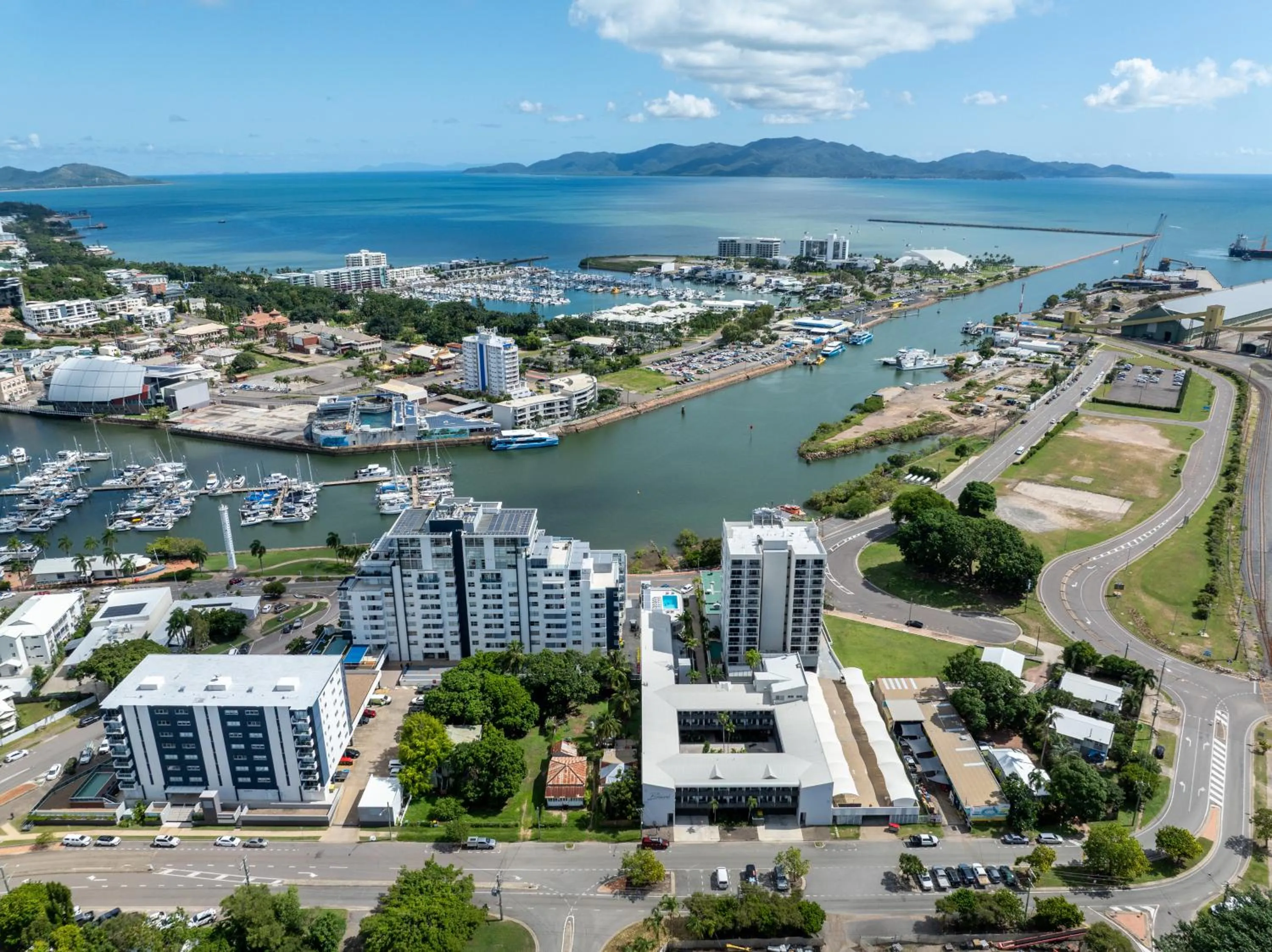 Property building in Oaks Townsville Hotel