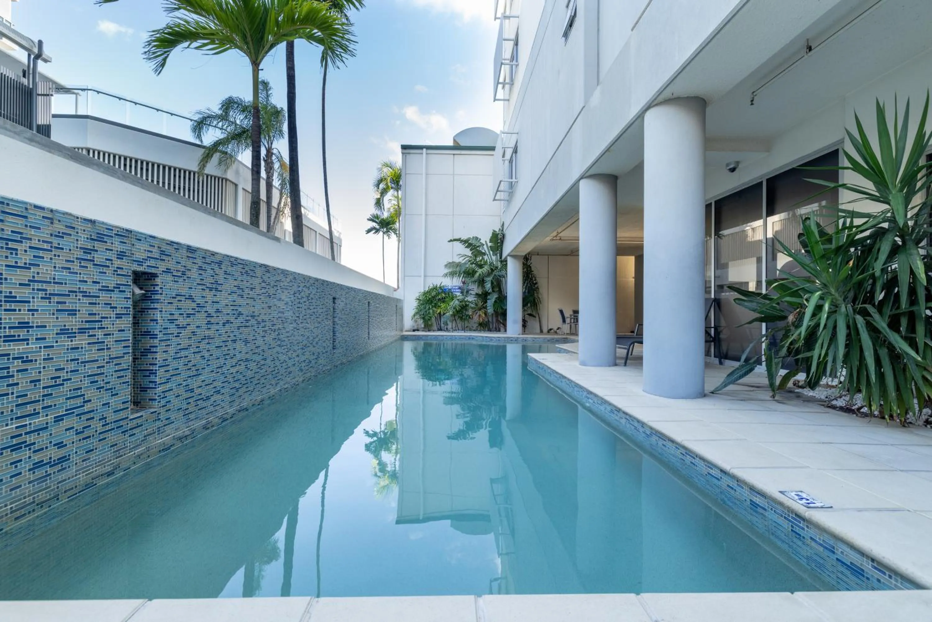 Swimming pool in Oaks Townsville Hotel