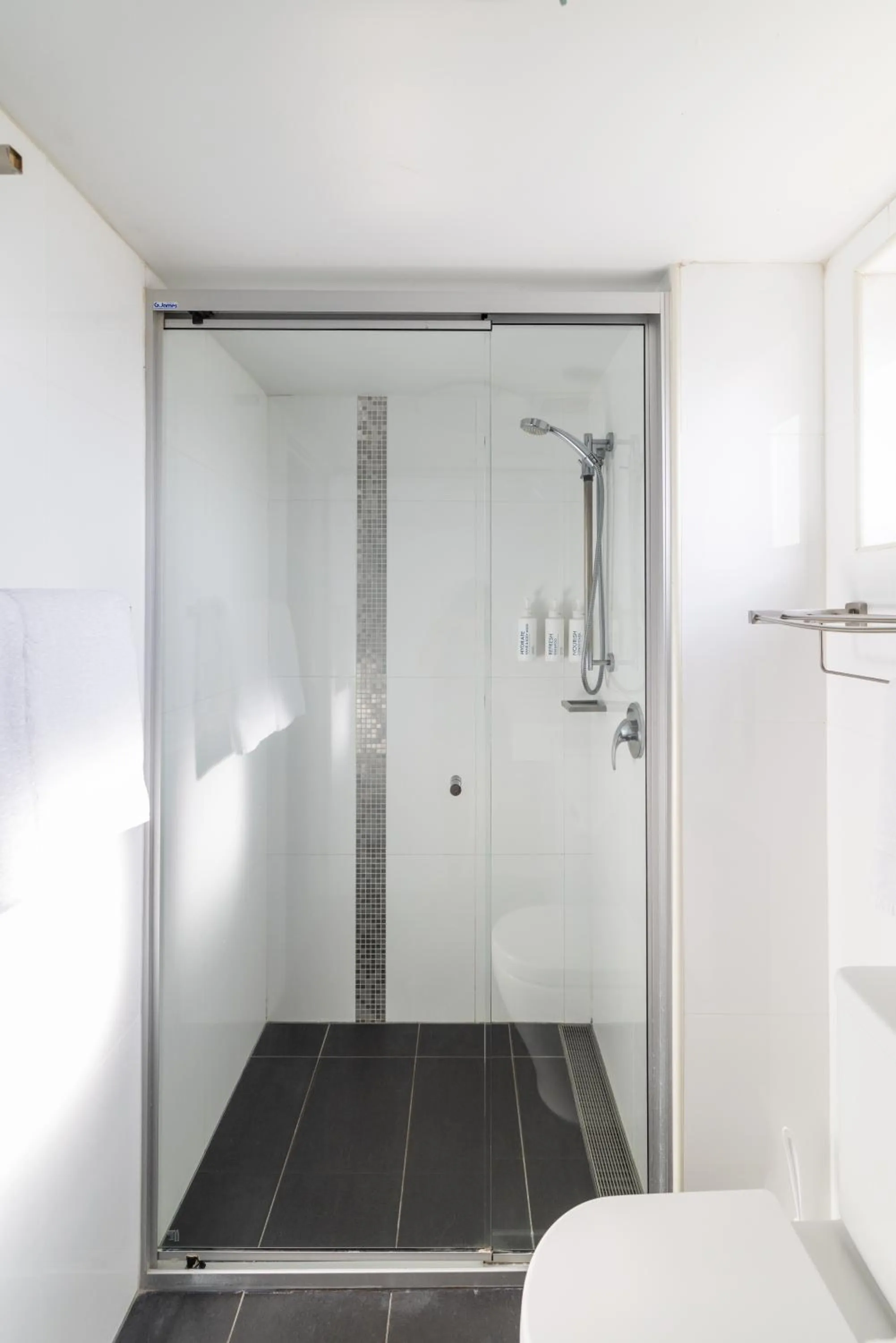 Shower in Oaks Townsville Hotel