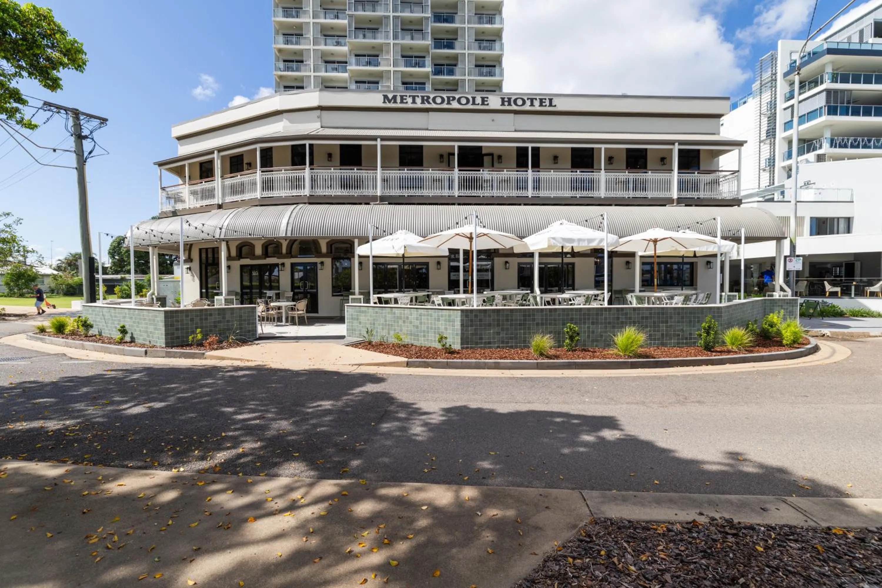 Property building in Oaks Townsville Hotel