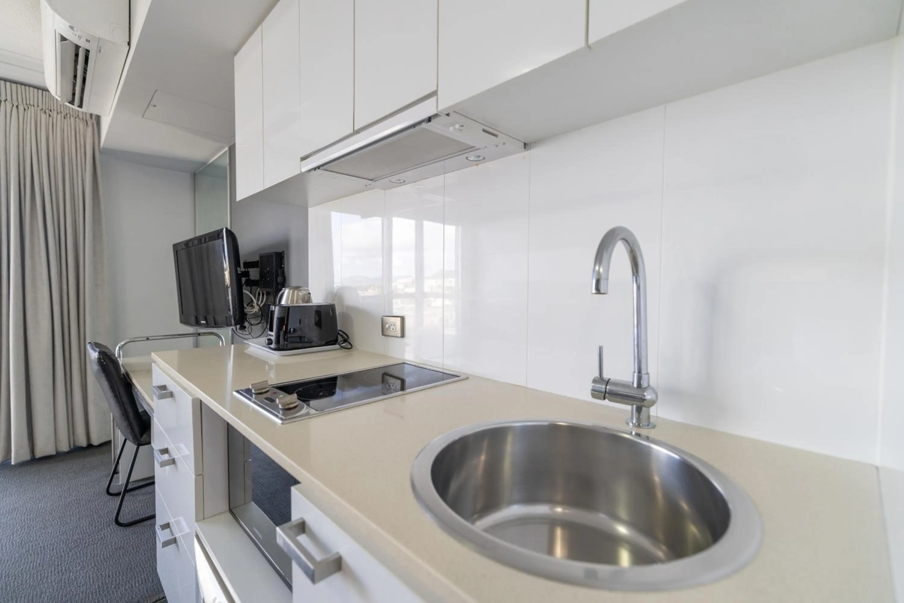 Kitchen or kitchenette in Oaks Townsville Hotel