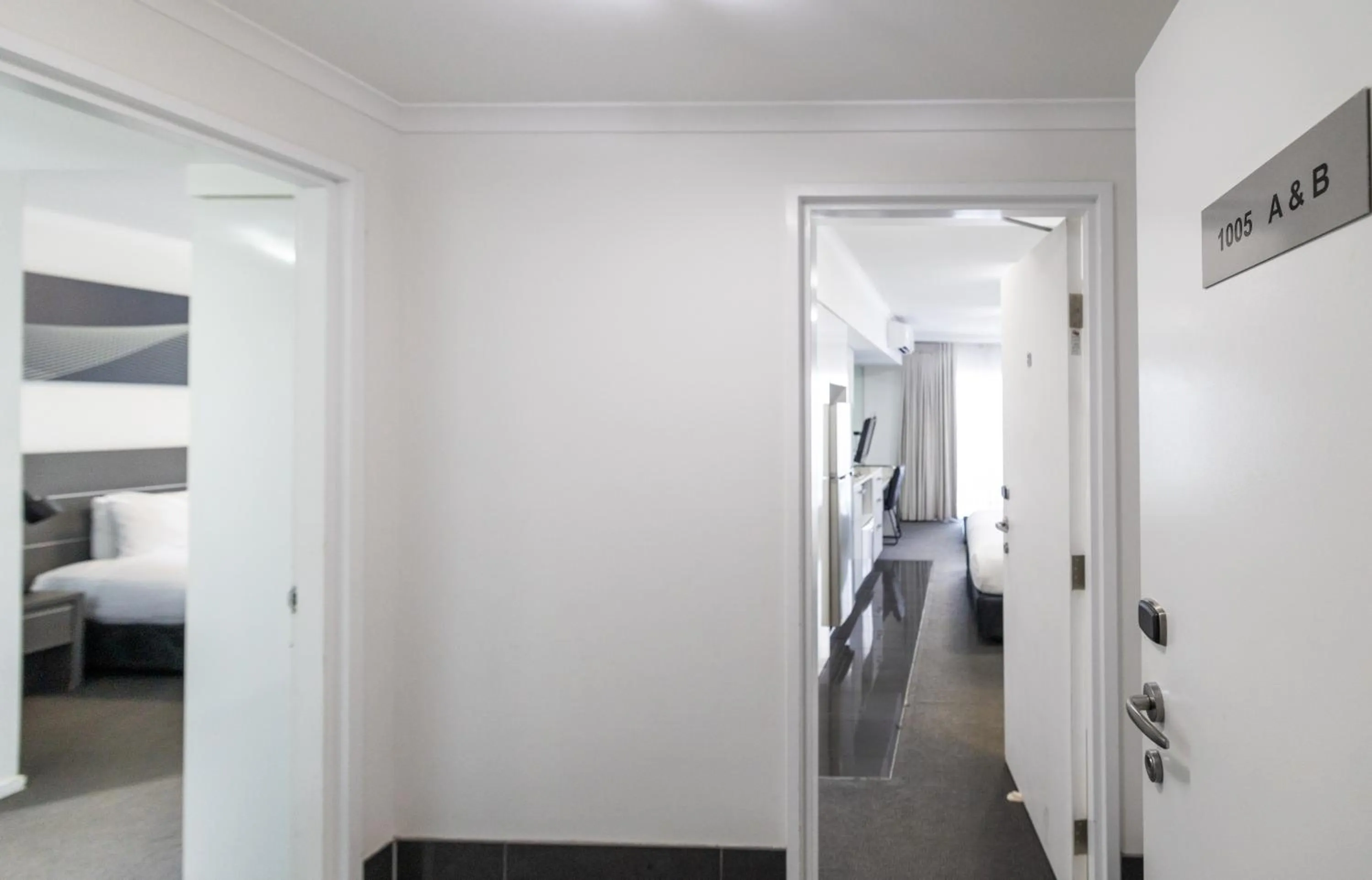 Photo of the whole room, Bed in Oaks Townsville Hotel