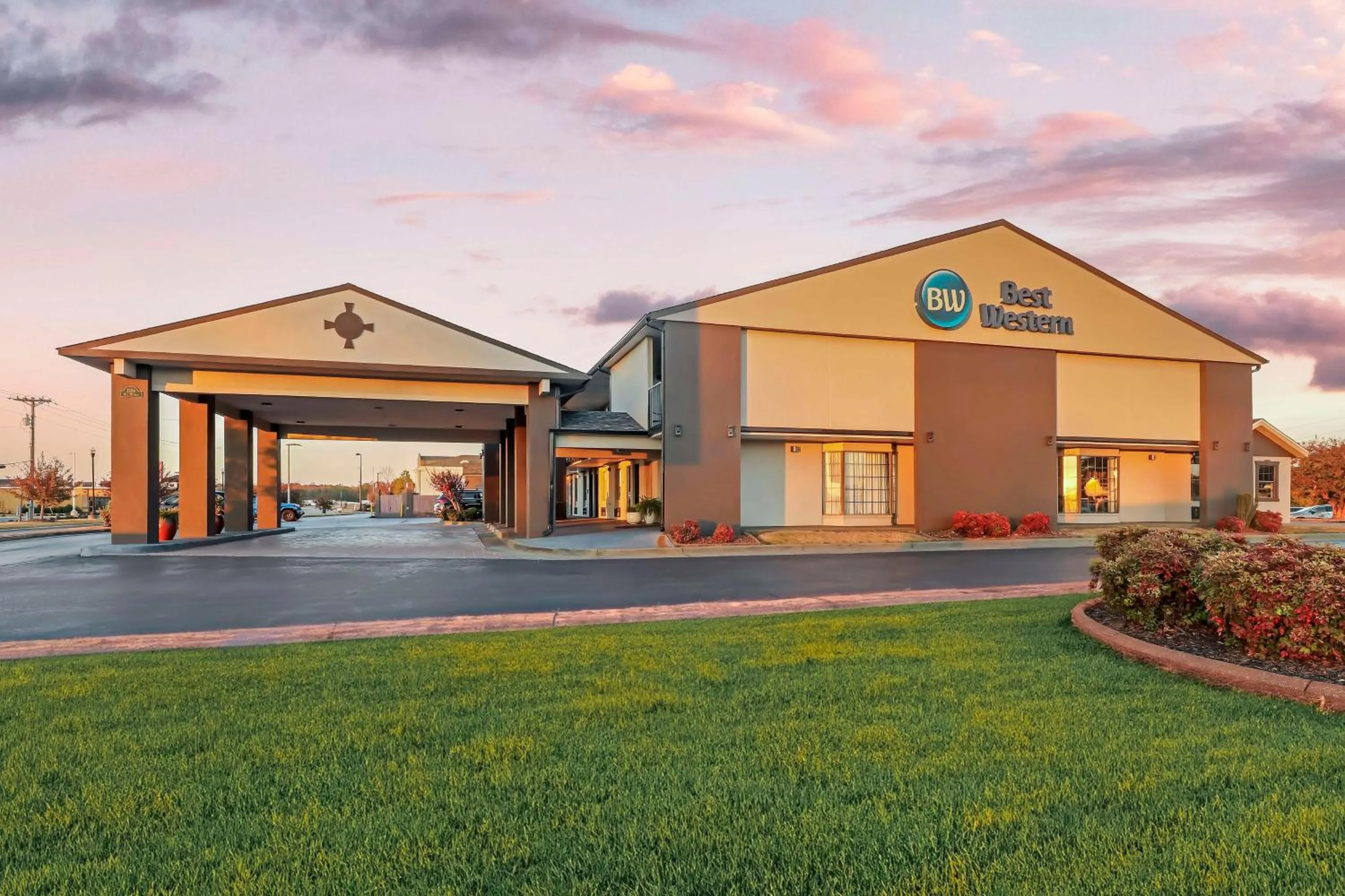 Property building in Best Western Athens Inn