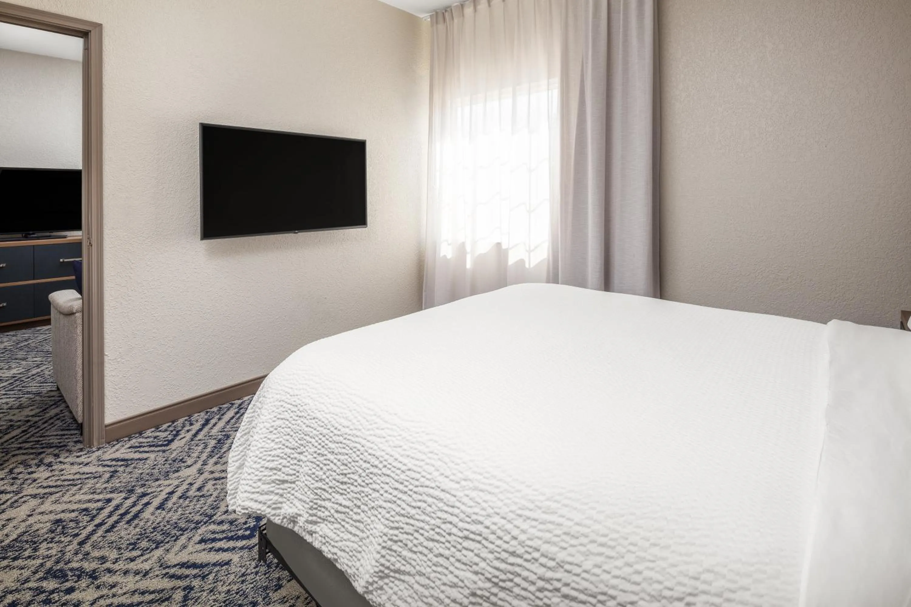 Photo of the whole room, Bed in Candlewood Suites St. Robert by IHG