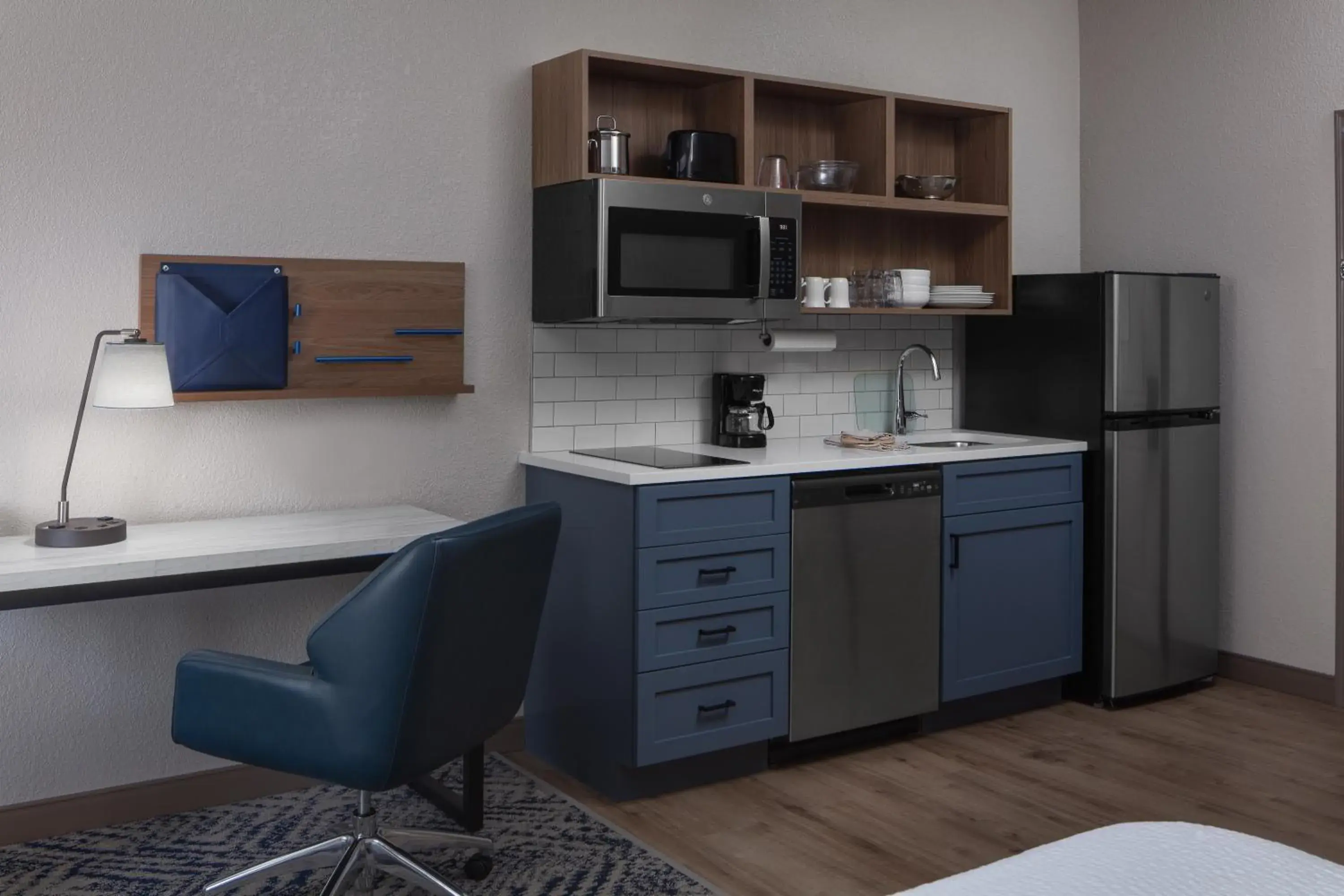 Studio Queen Suite with Communications Accessible Tub in Candlewood Suites St. Robert by IHG Studio Queen Suite with Communications Accessible Tub in Candlewood Suites St. Robert by IHG