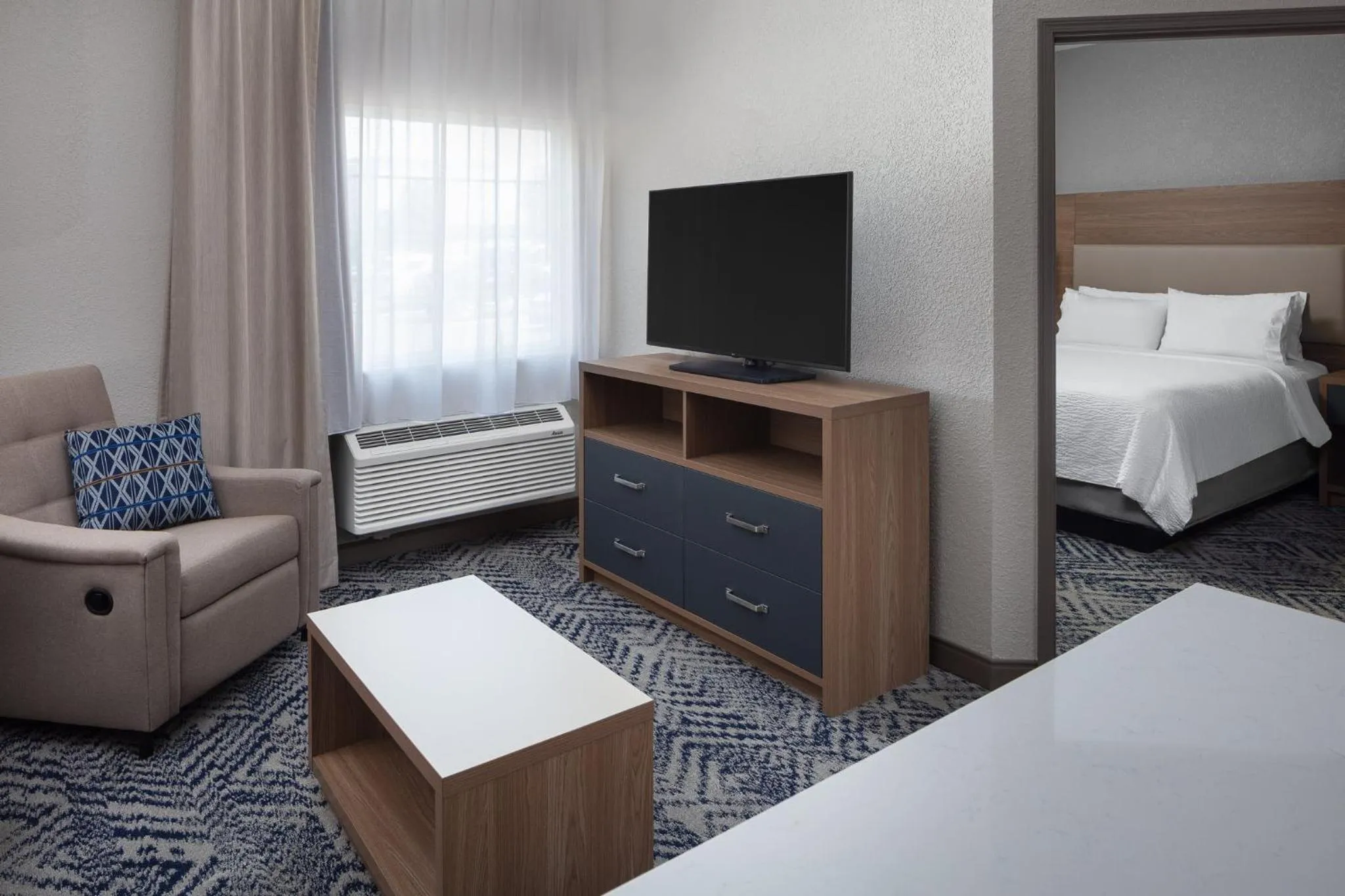 Photo of the whole room, Bed in Candlewood Suites St. Robert by IHG