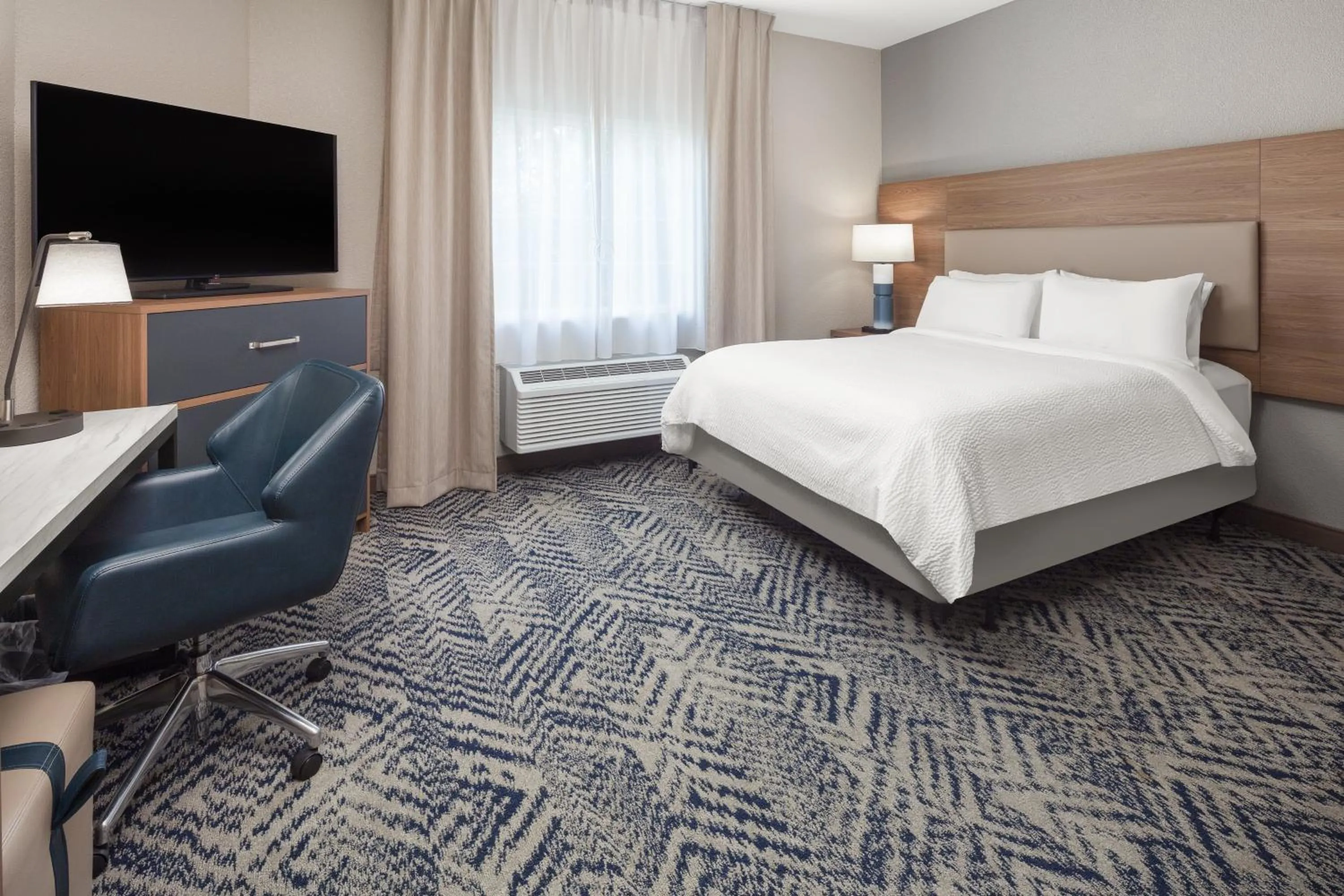 Photo of the whole room, Bed in Candlewood Suites St. Robert by IHG