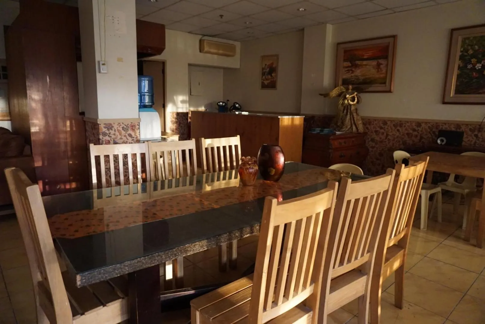 Restaurant/places to eat in Lylie Hotel