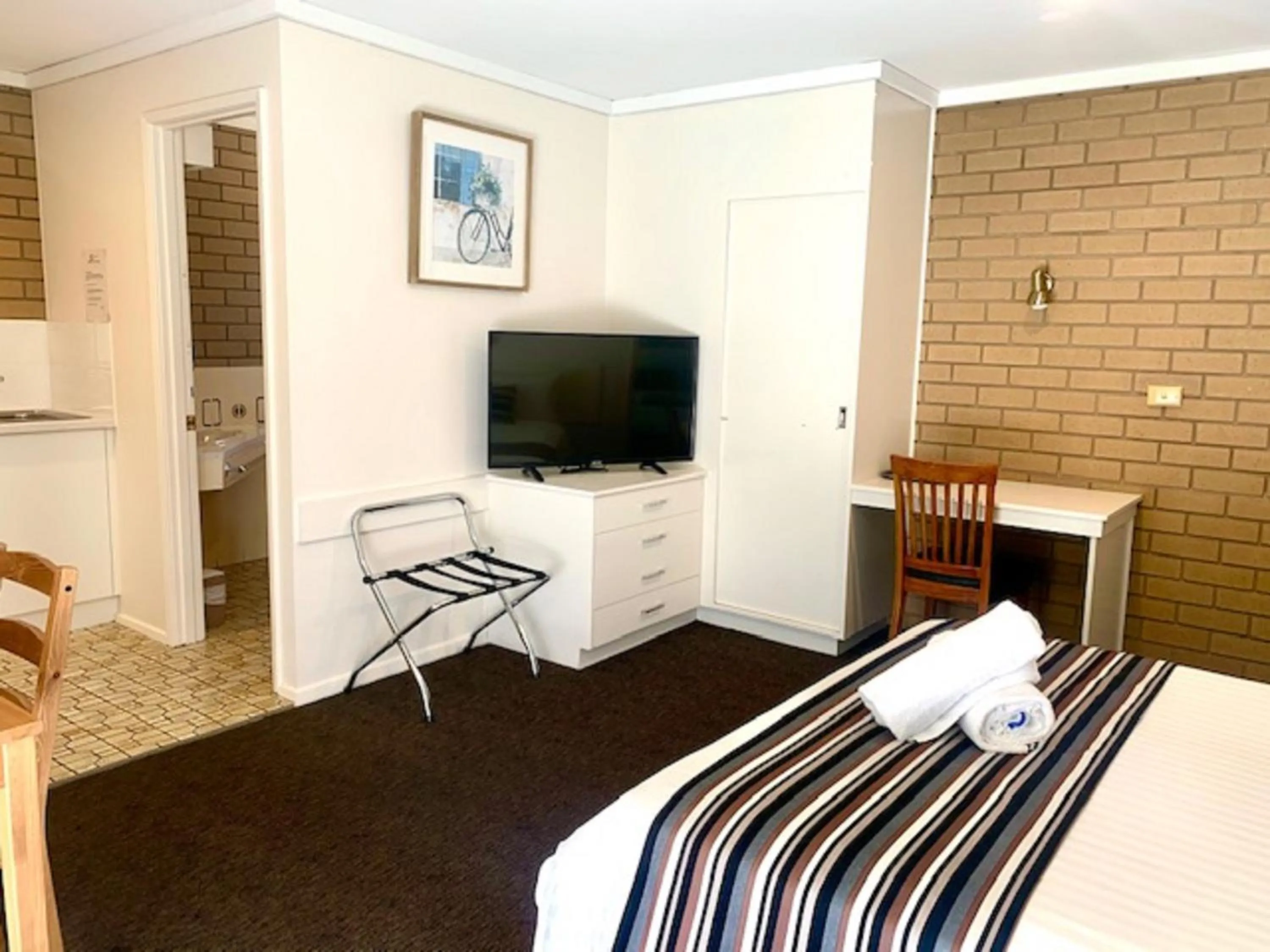 Communal lounge/ TV room, Bed in Albury City Motel