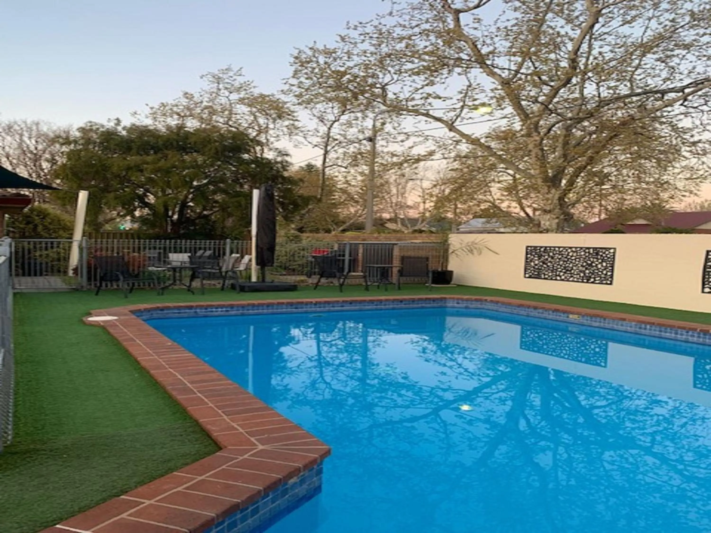 Swimming pool in Albury City Motel