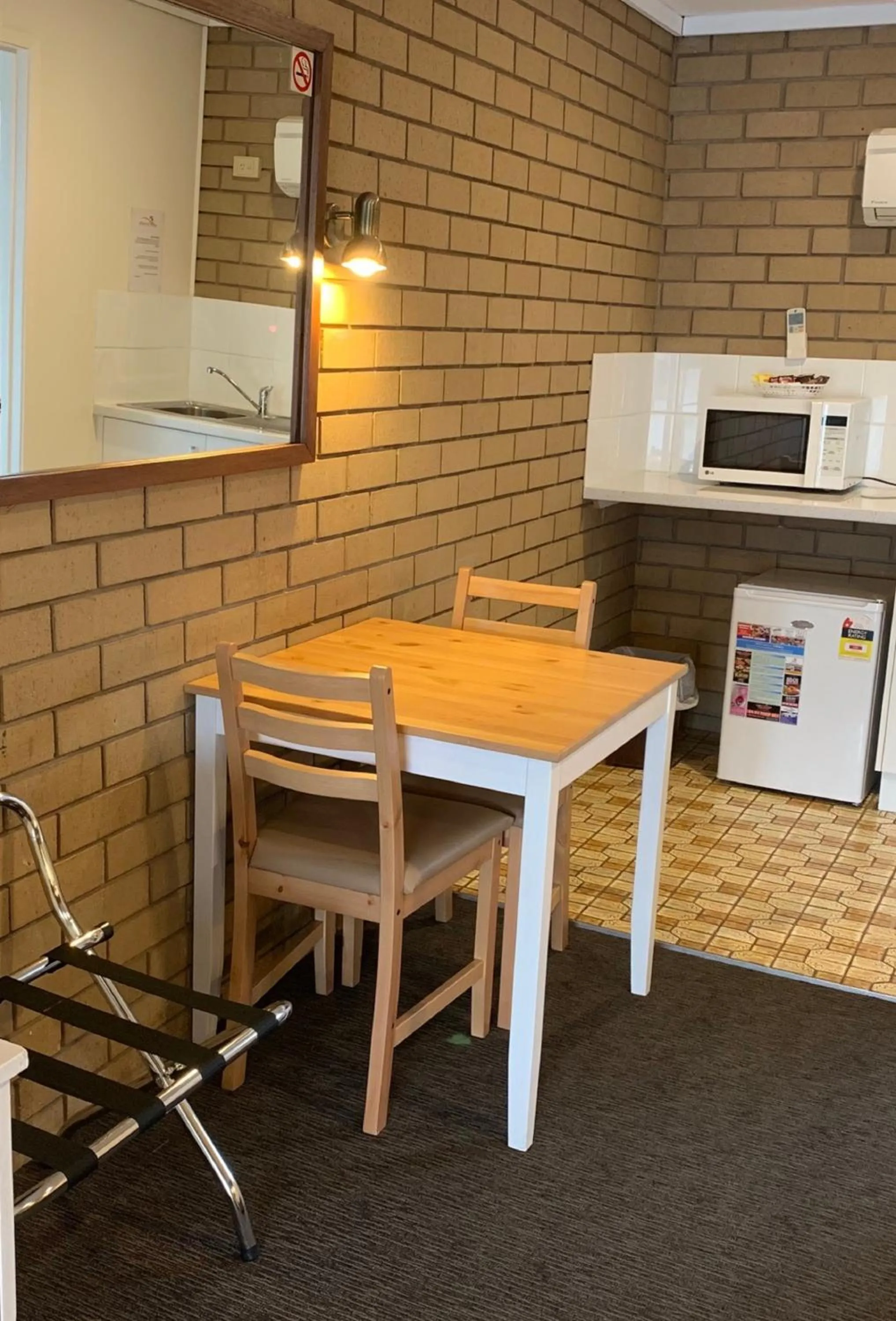 Kitchen or kitchenette in Albury City Motel
