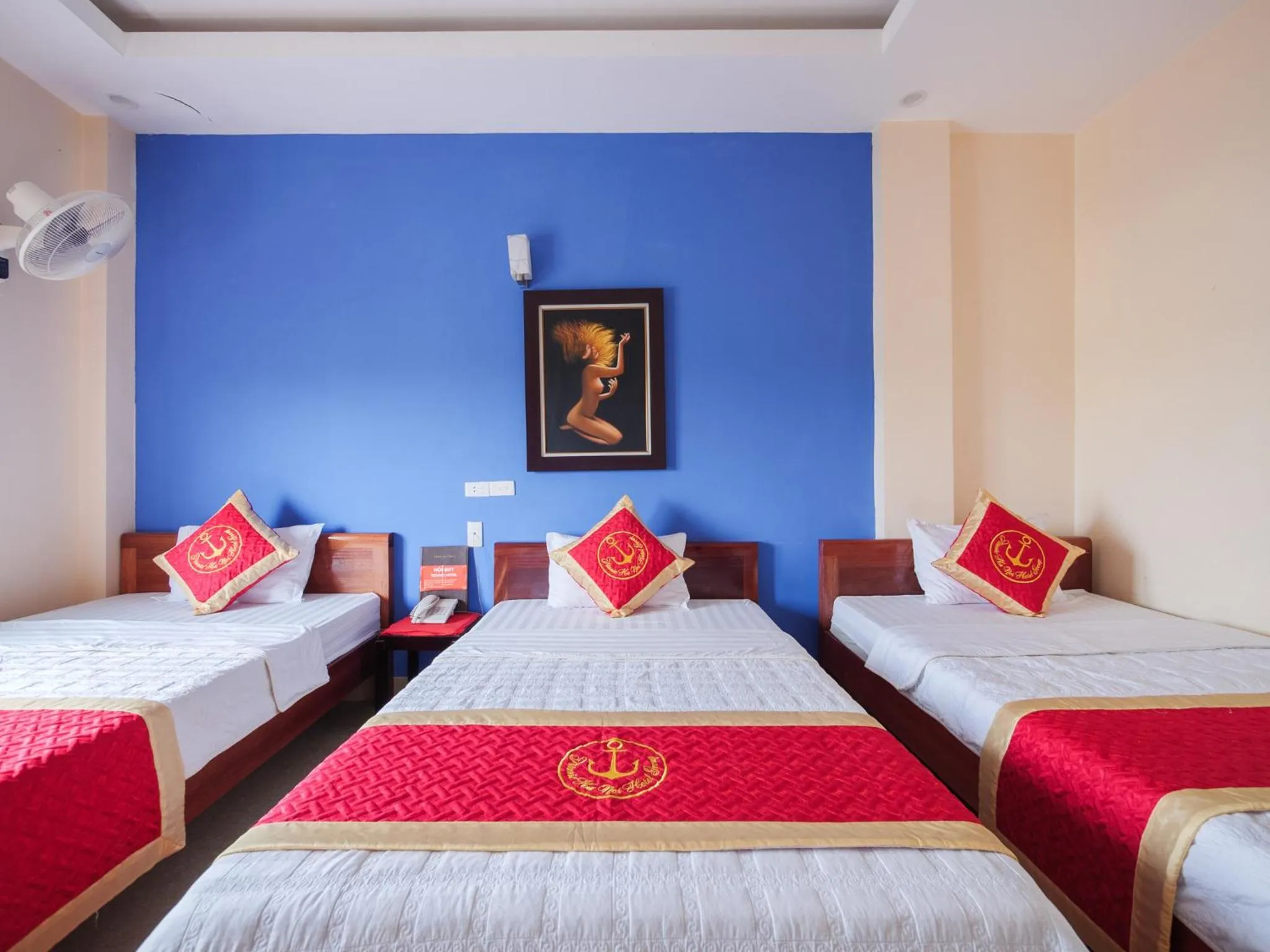 Photo of the whole room, Bed in TITANIC HOTEL