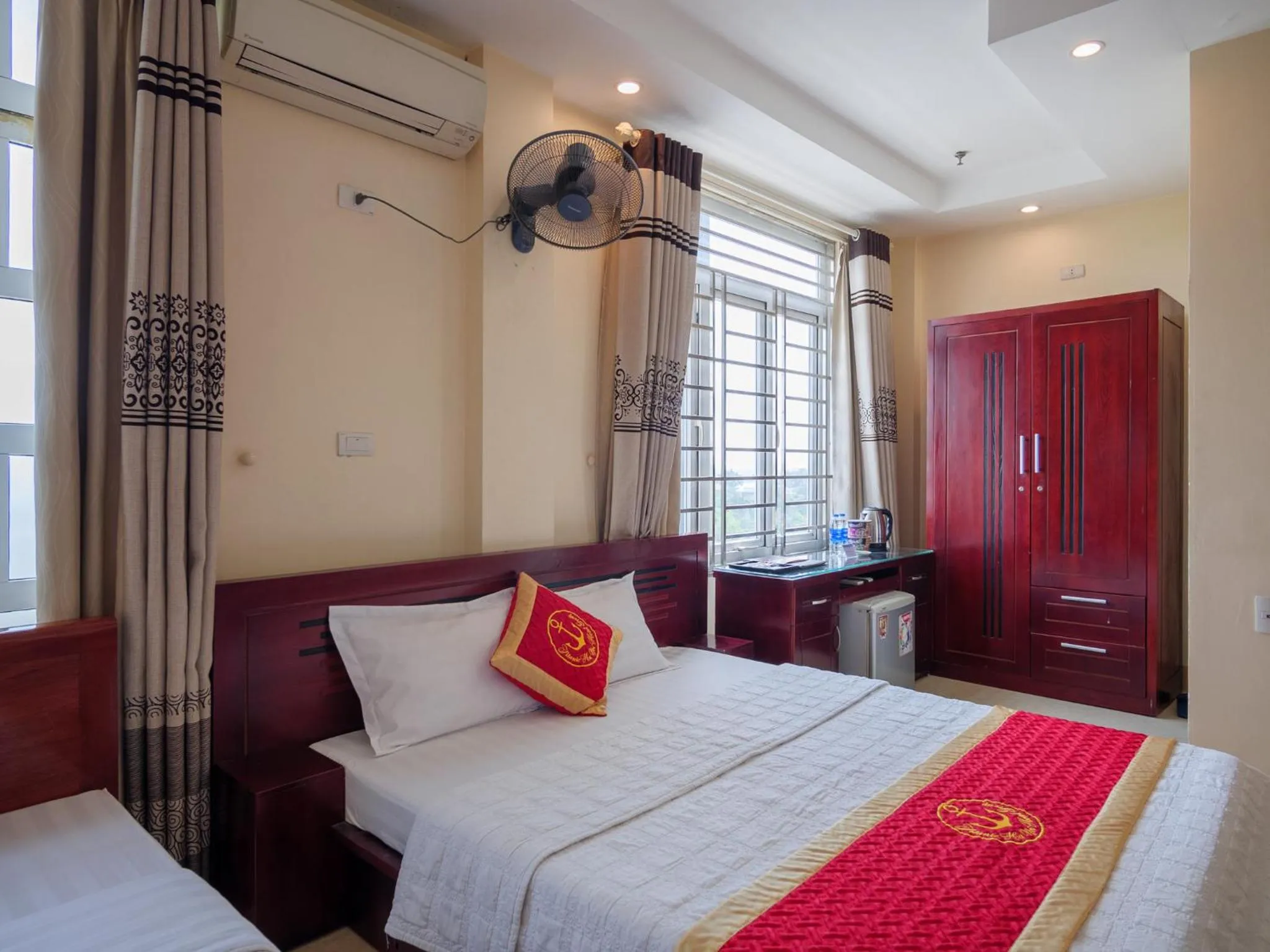 air conditioner, Bed in TITANIC HOTEL