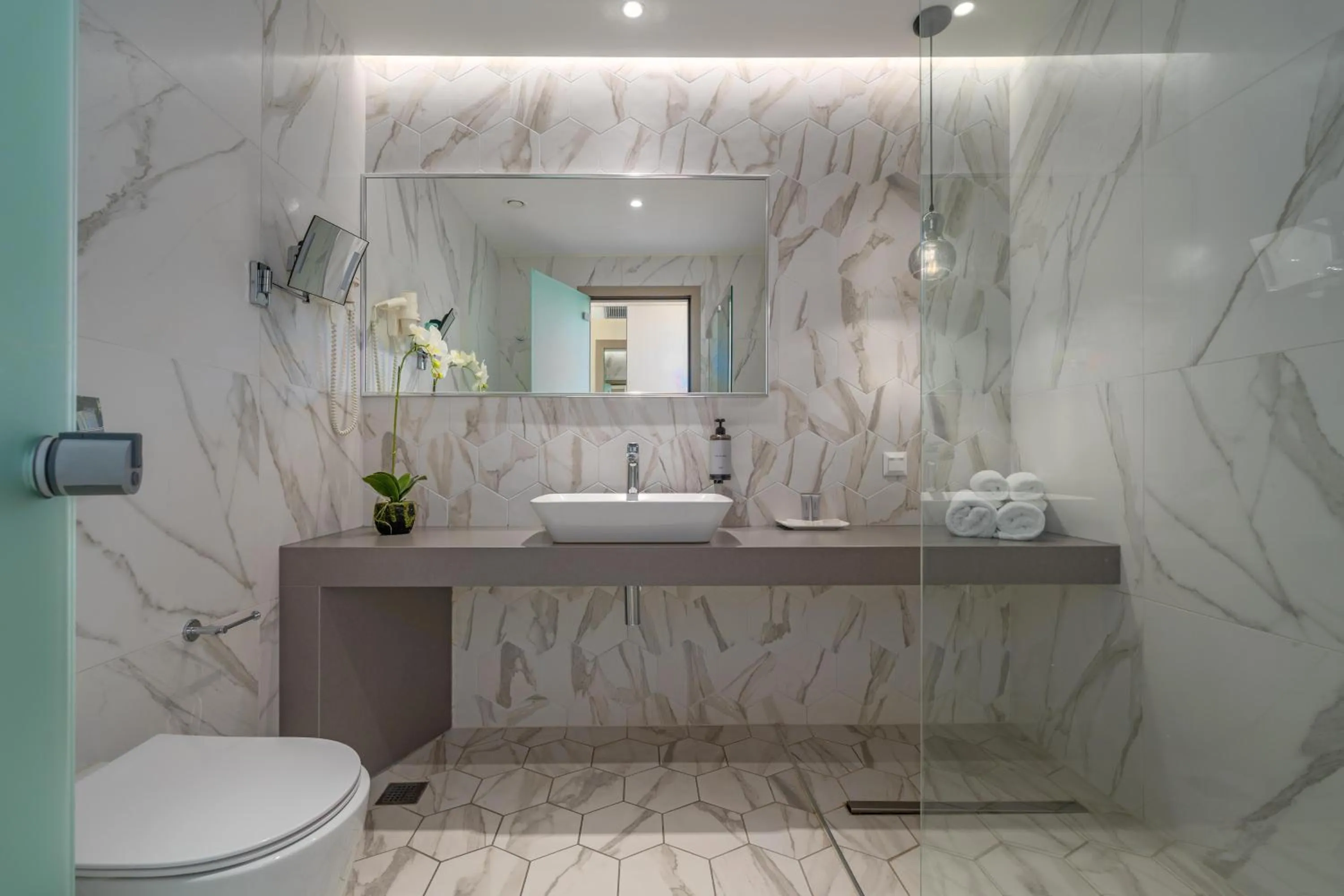 Bathroom in Ammon Zeus Luxury Beach Hotel