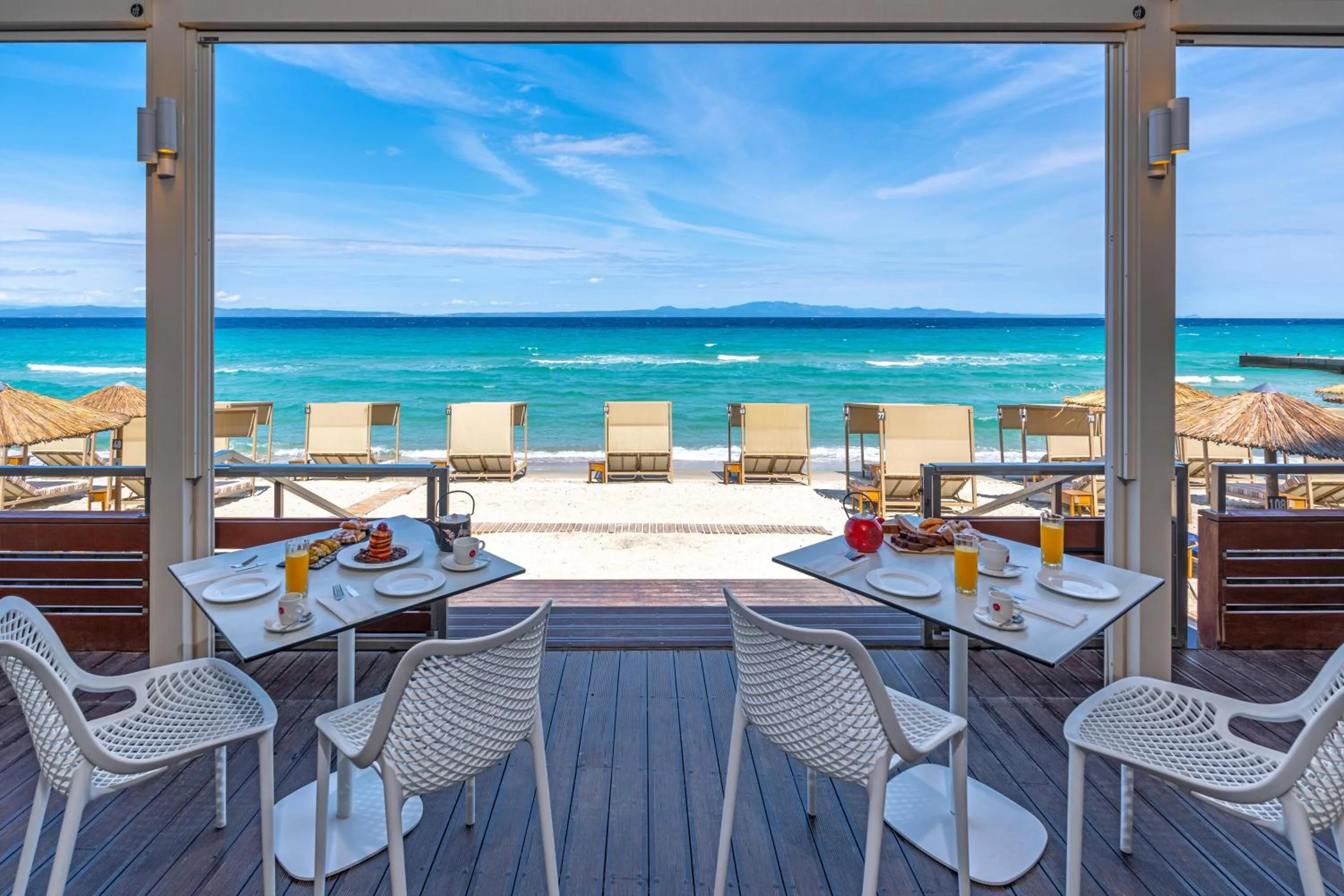 Restaurant/places to eat in Ammon Zeus Luxury Beach Hotel