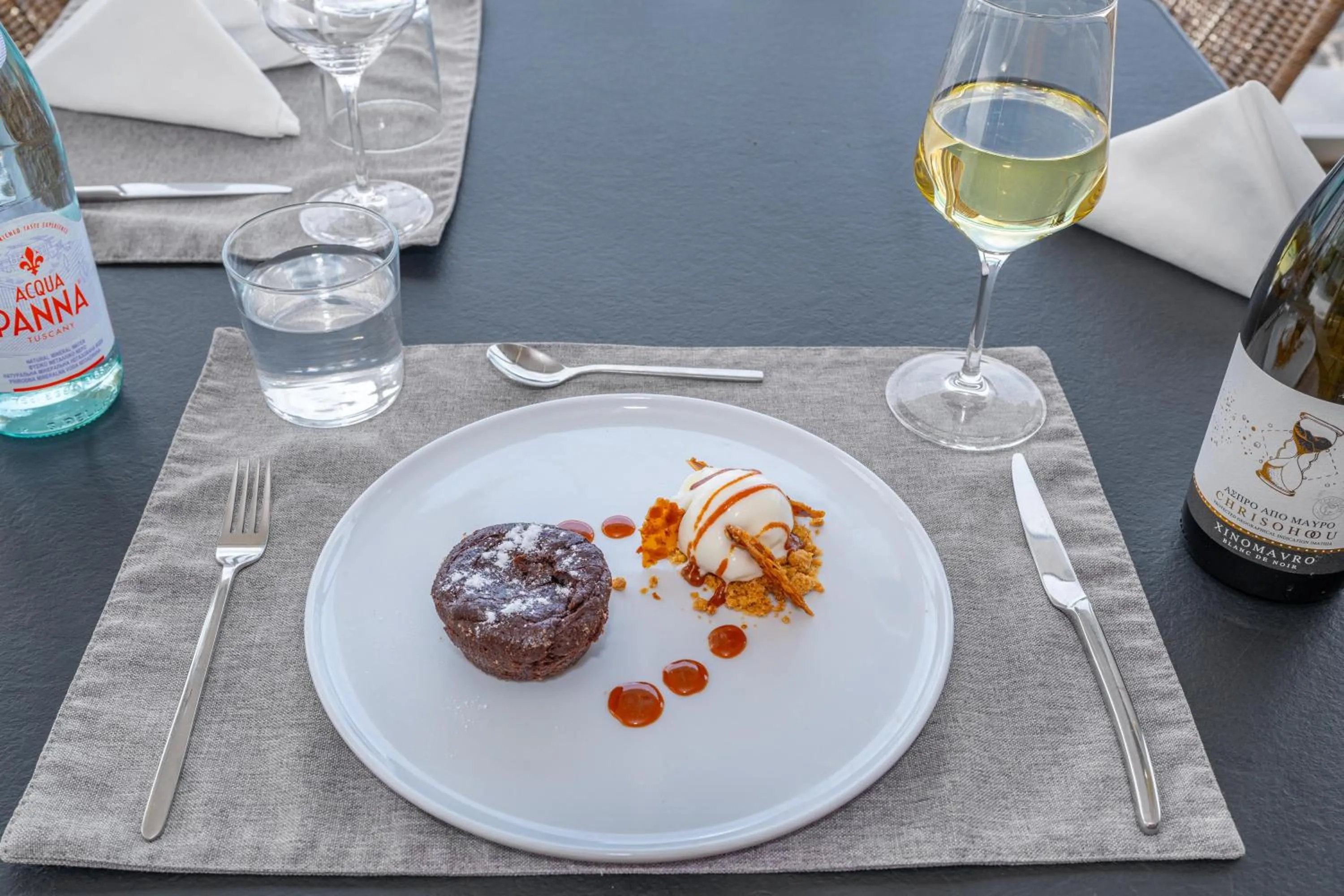 Restaurant/places to eat in Ammon Zeus Luxury Beach Hotel