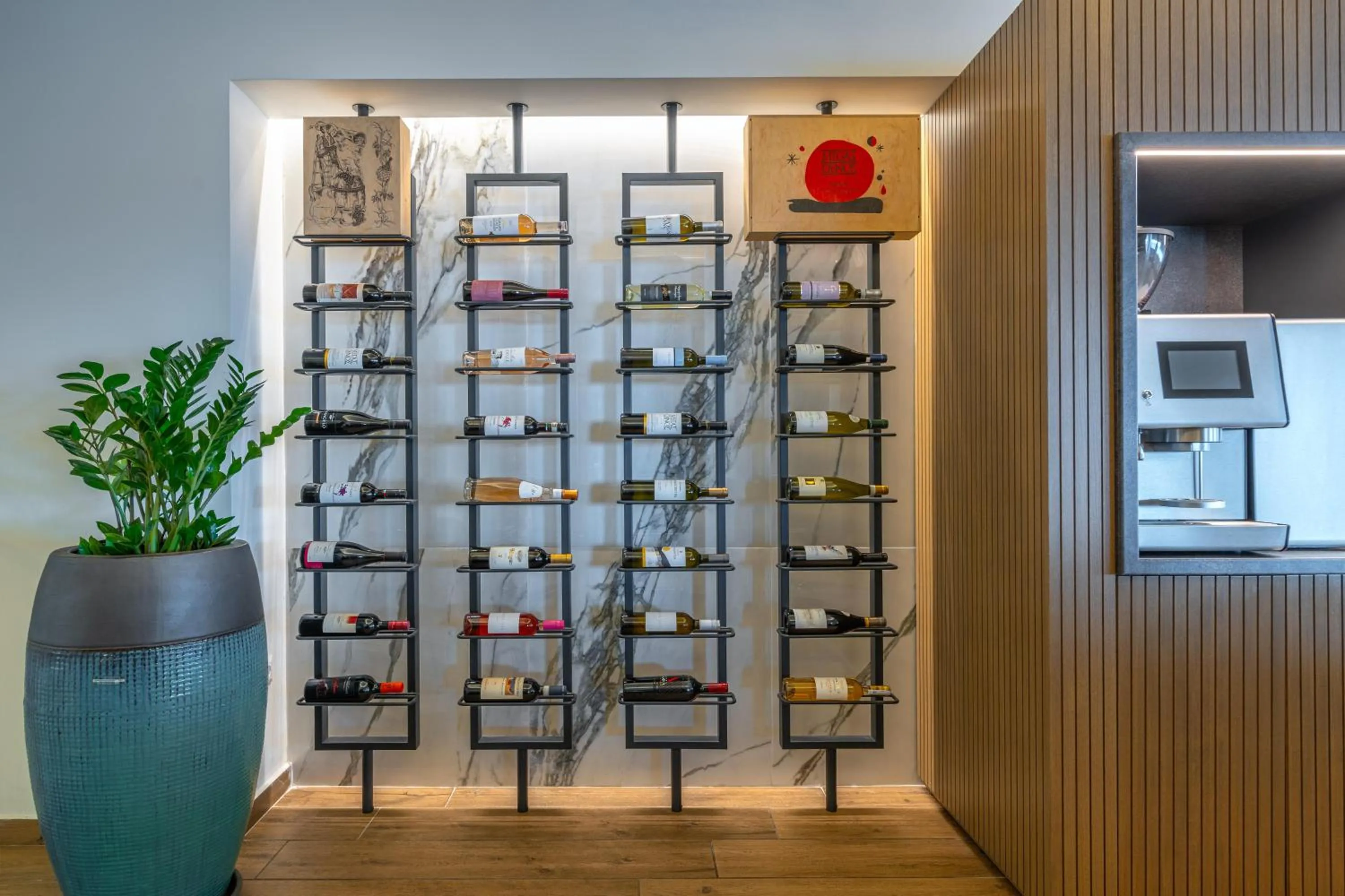 Restaurant/places to eat in Ammon Zeus Luxury Beach Hotel