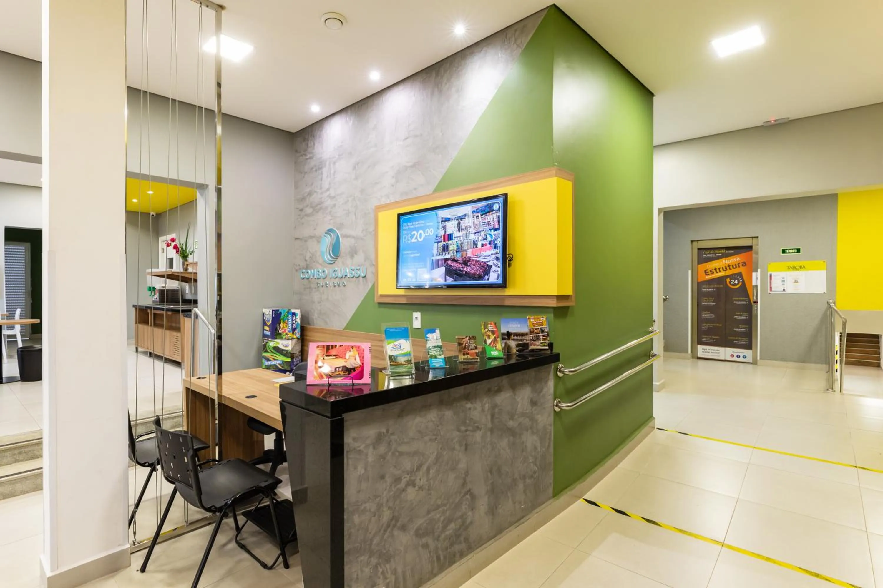 Lobby or reception in Tarobá Express