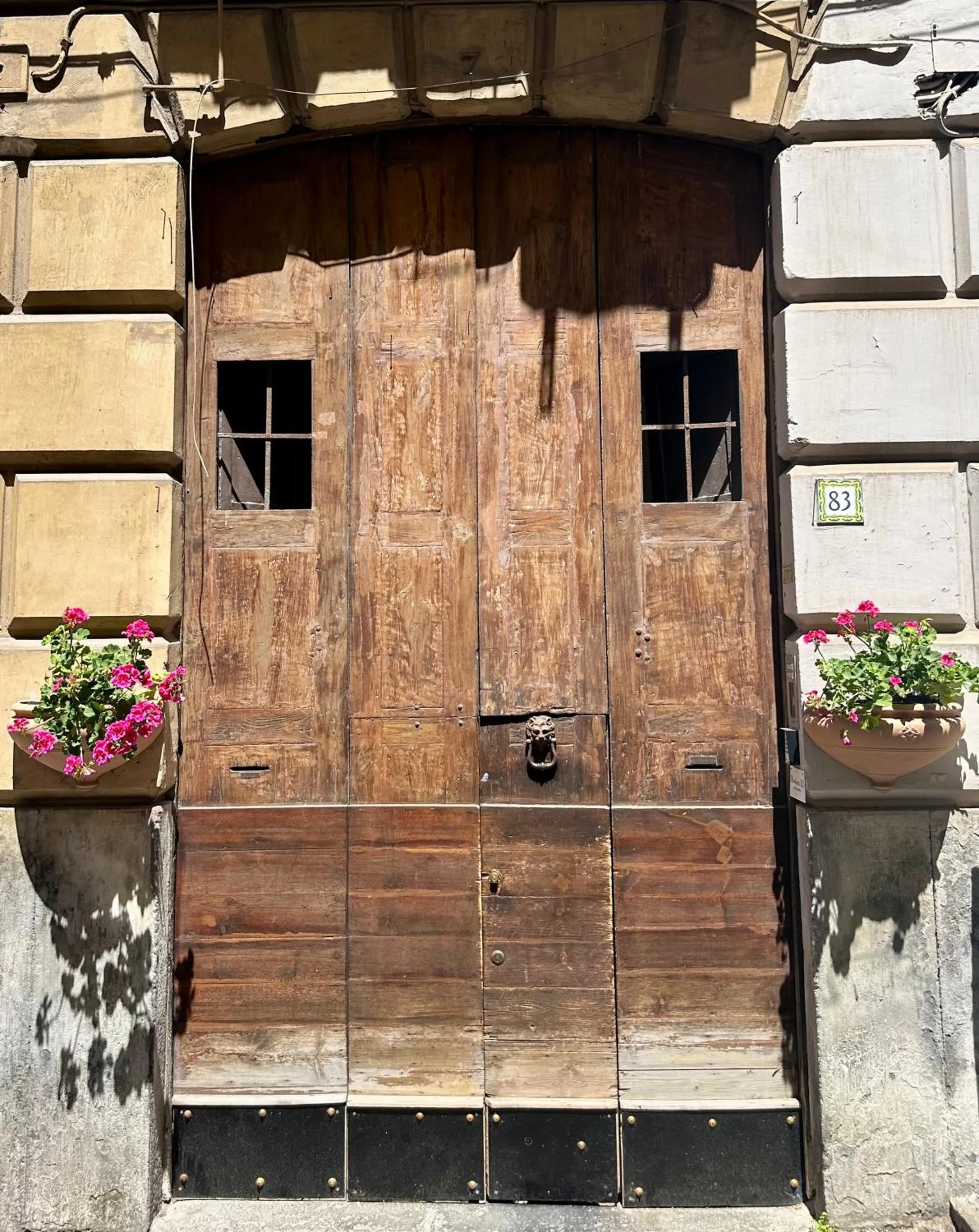 Facade/entrance in Martucci 83