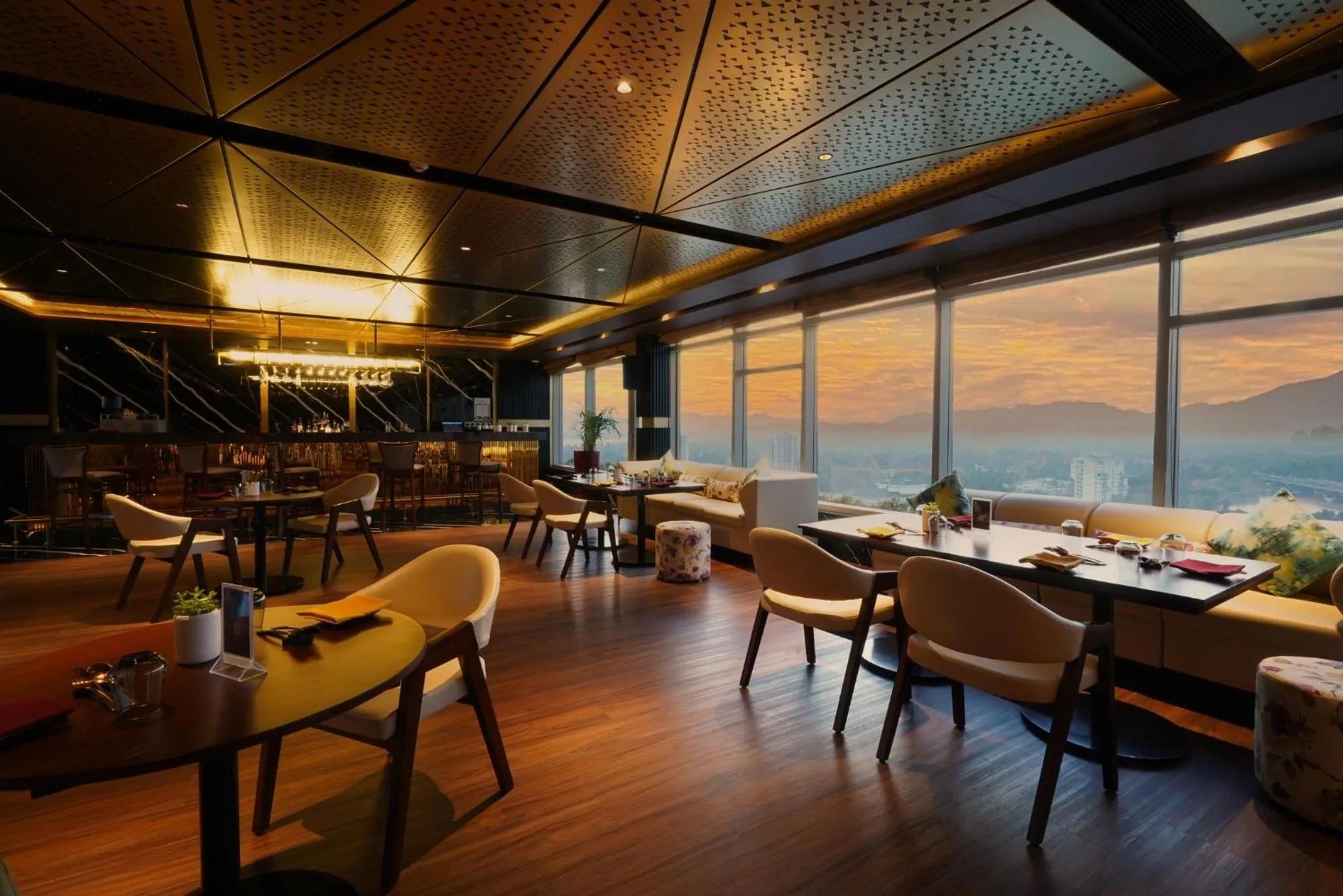 Restaurant/places to eat in Crowne Plaza Kochi by IHG