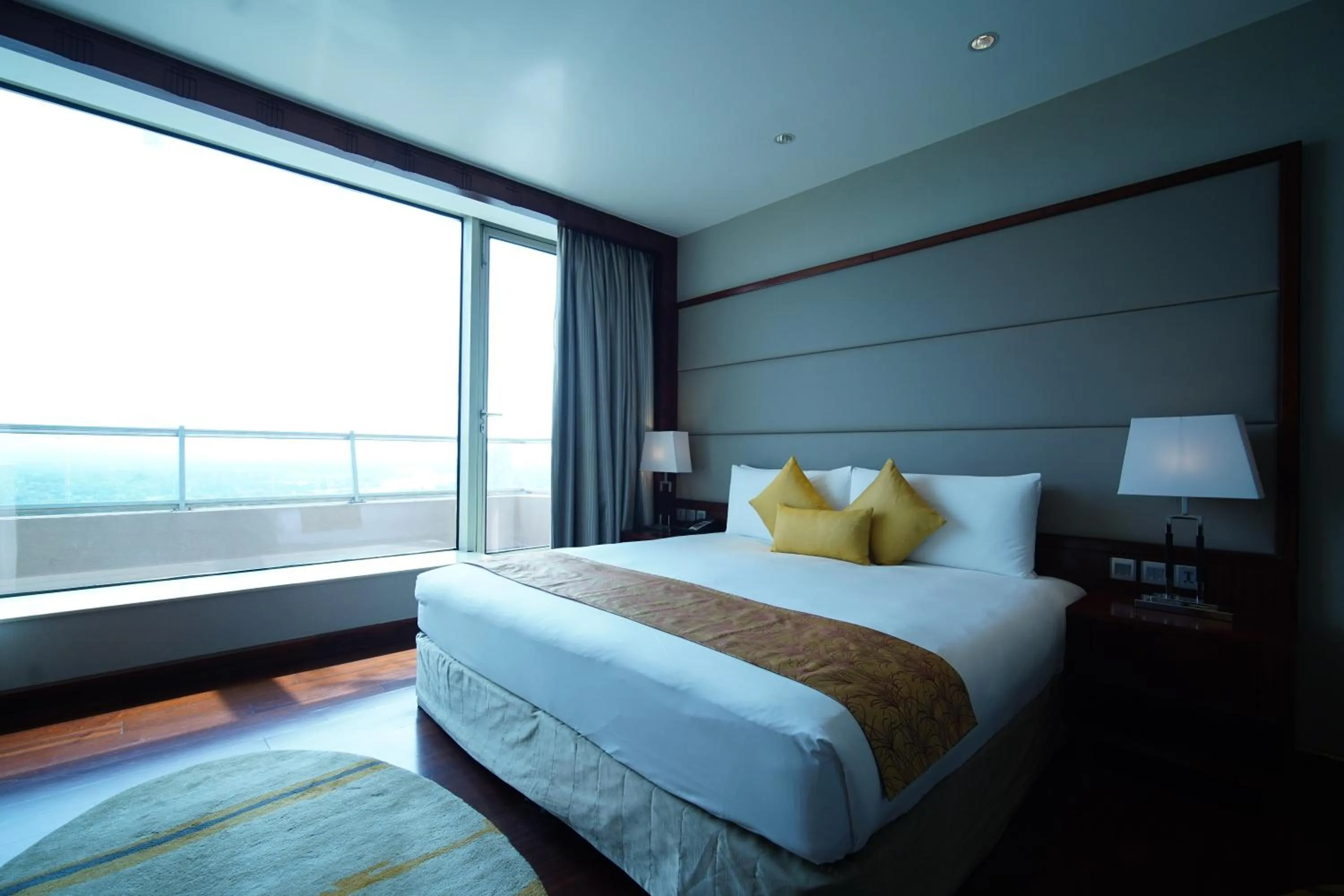 Bed in Crowne Plaza Kochi by IHG