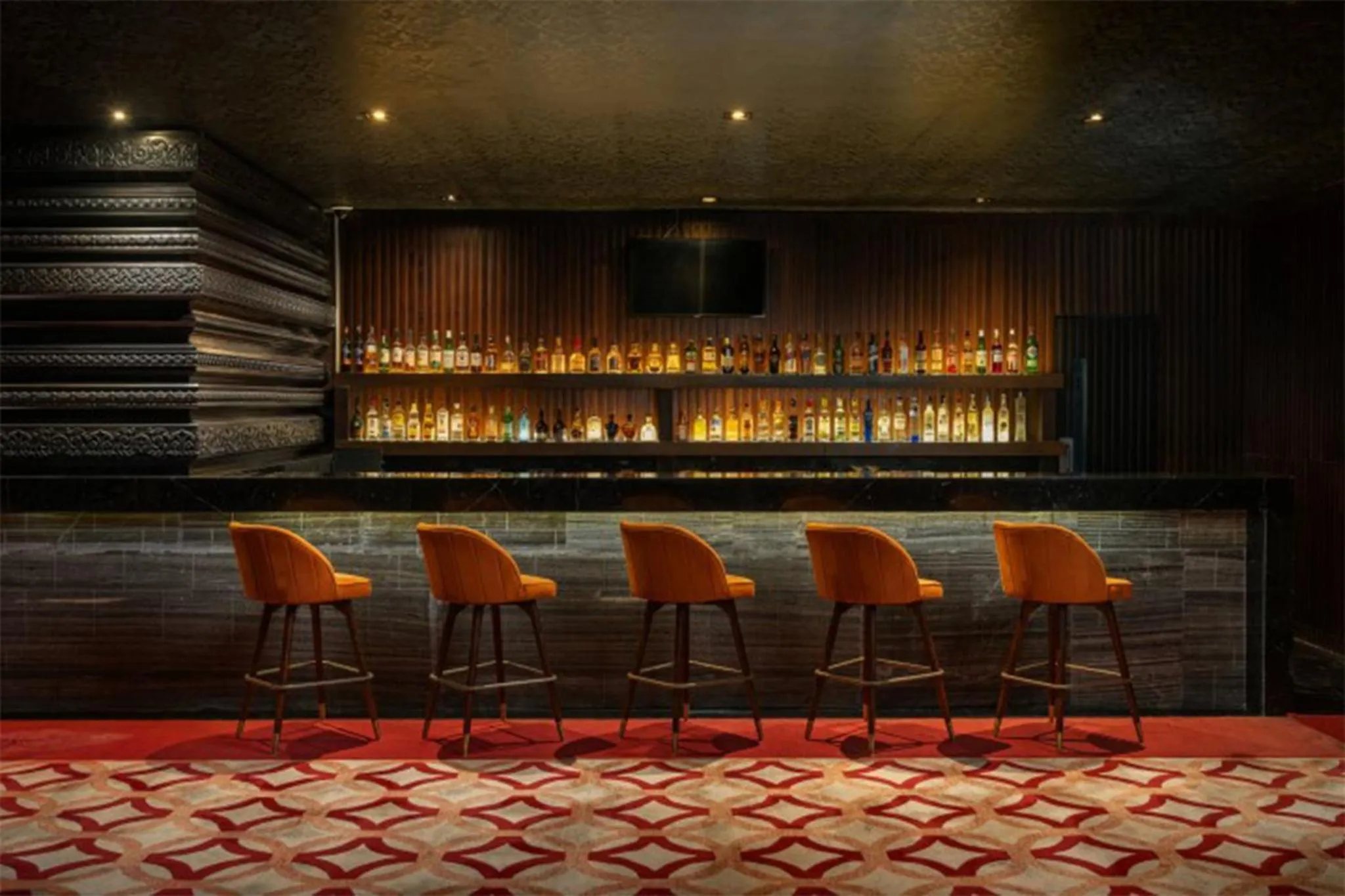 Lounge or bar in Crowne Plaza Kochi by IHG