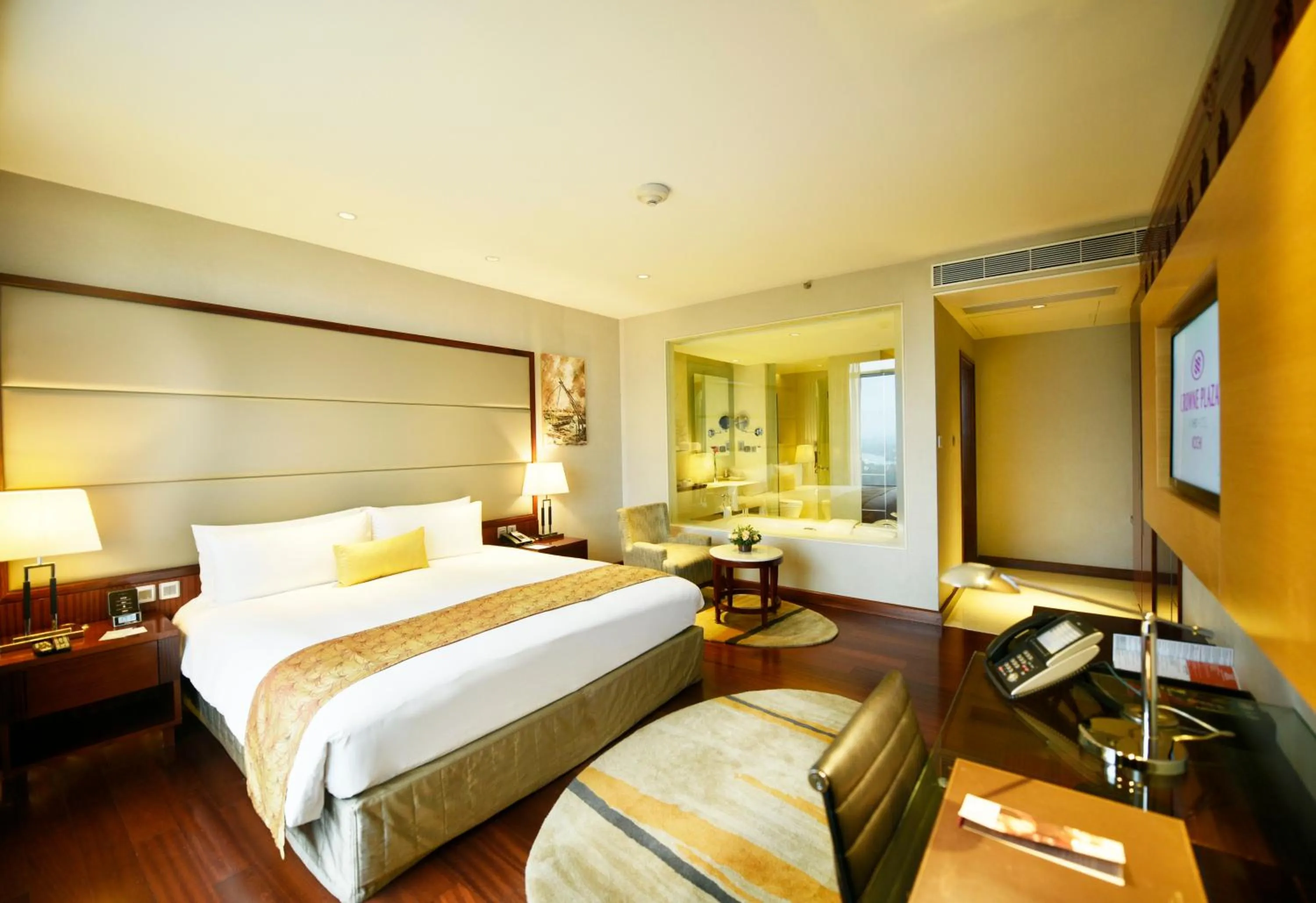 Photo of the whole room, Bed in Crowne Plaza Kochi by IHG