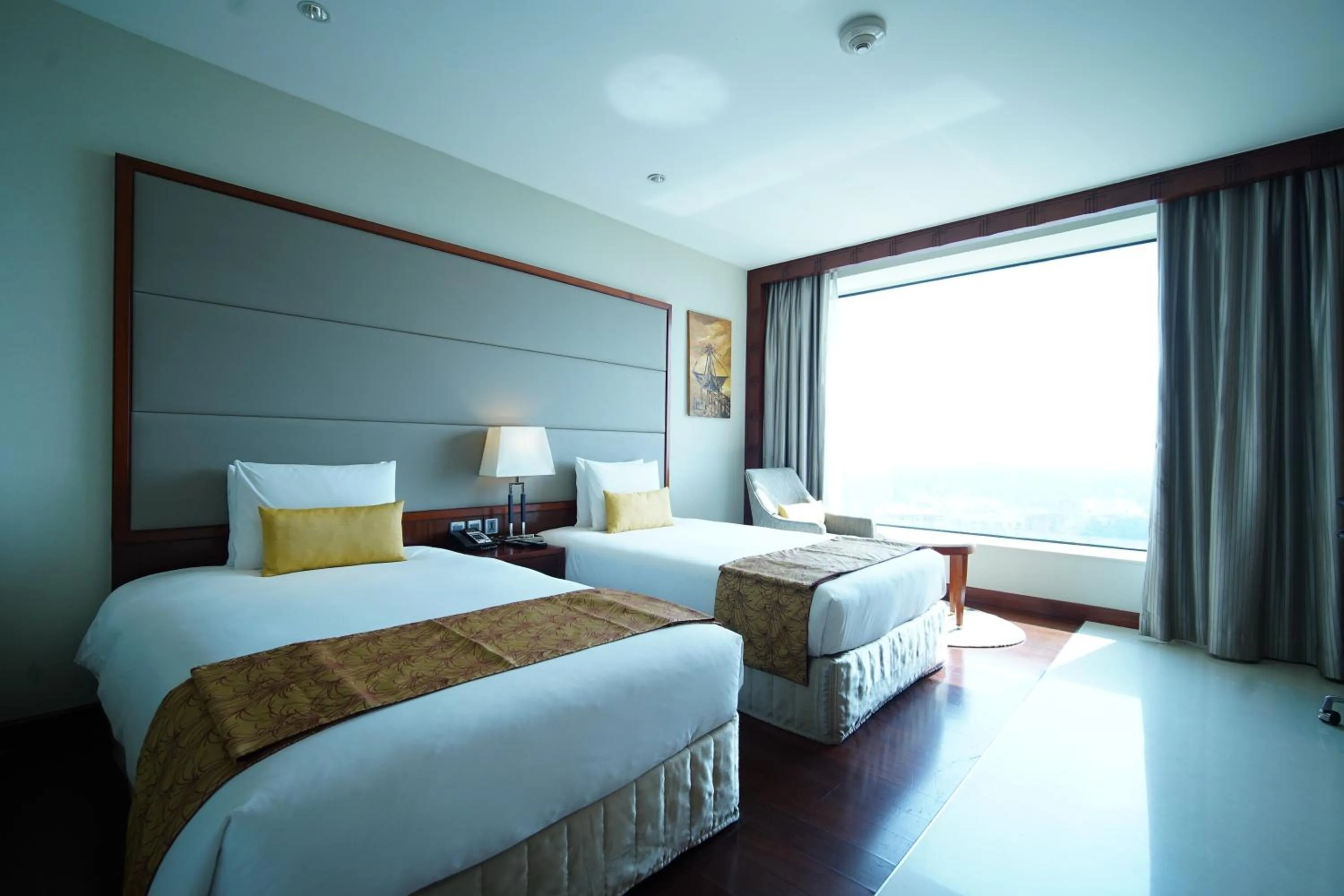 Bed in Crowne Plaza Kochi by IHG