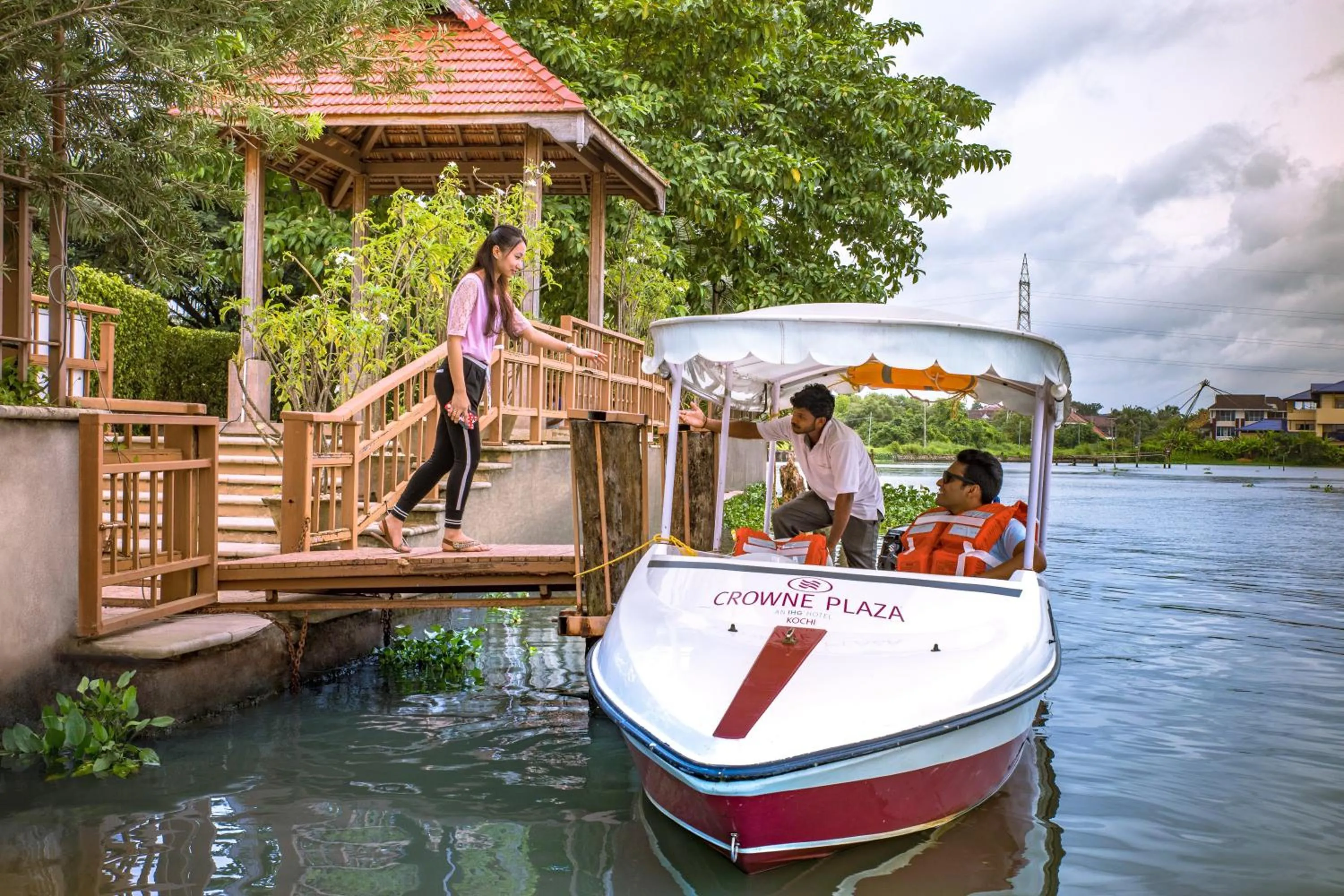Lobby or reception in Crowne Plaza Kochi by IHG