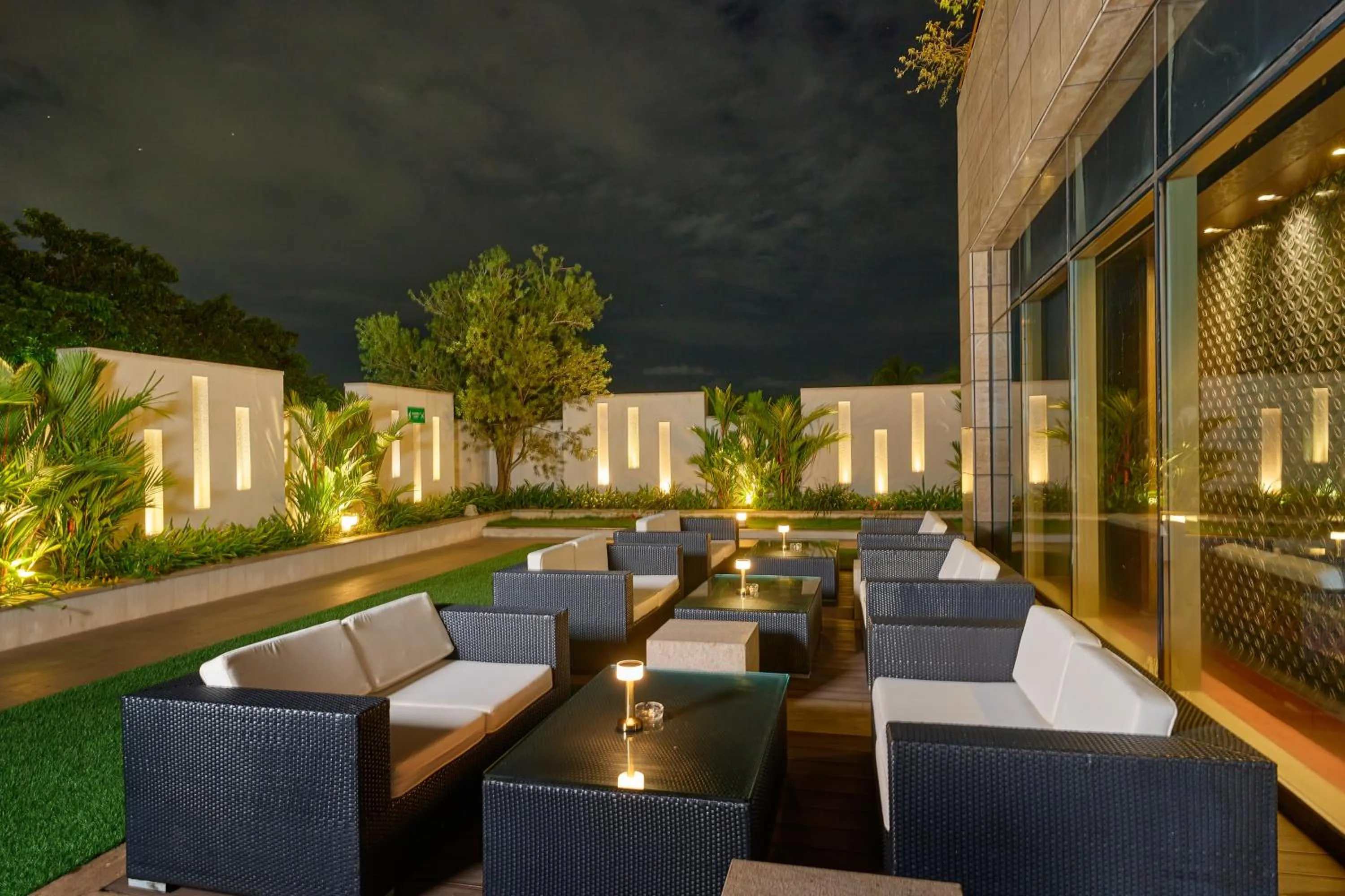 Restaurant/places to eat in Crowne Plaza Kochi by IHG