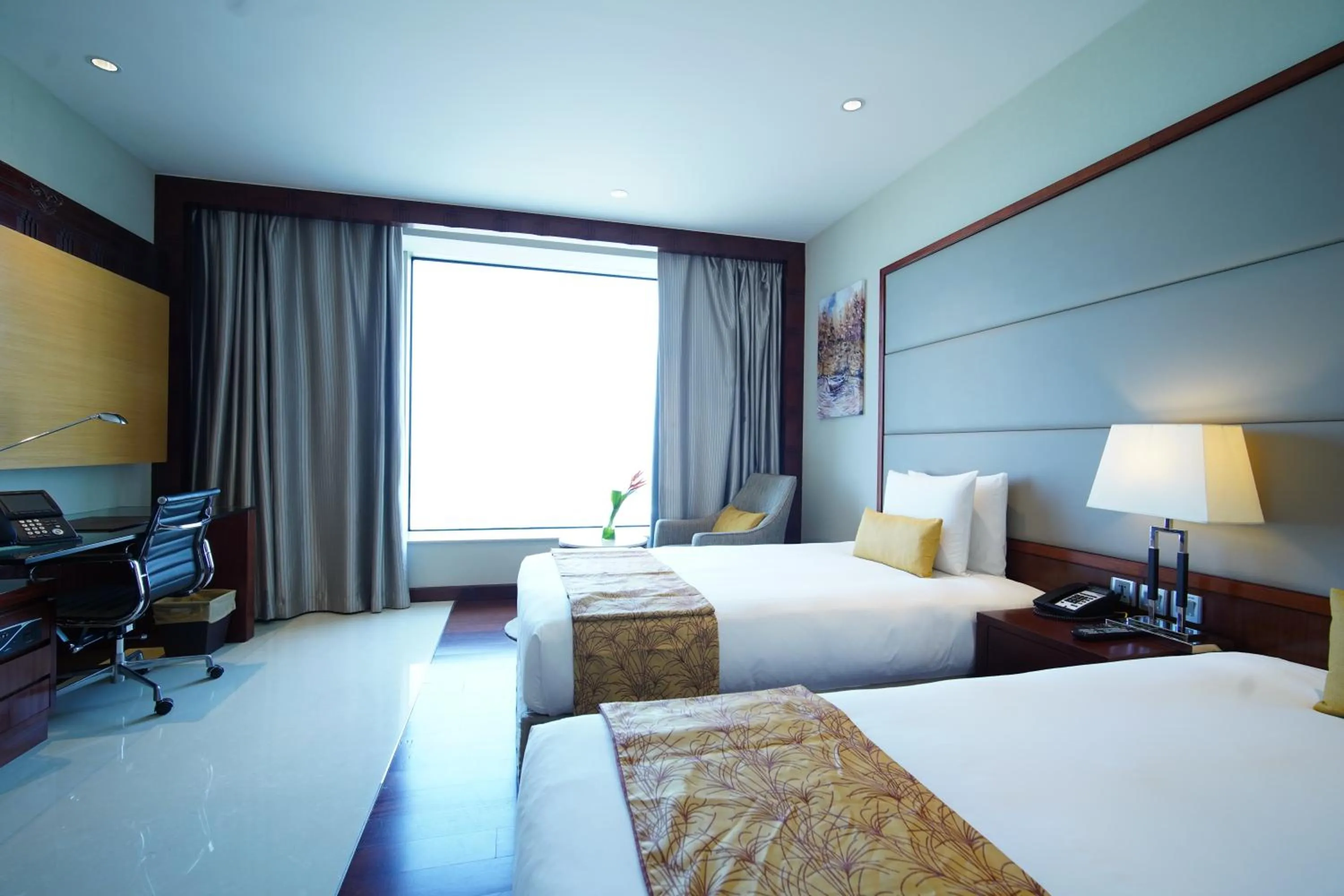 Photo of the whole room, Bed in Crowne Plaza Kochi by IHG
