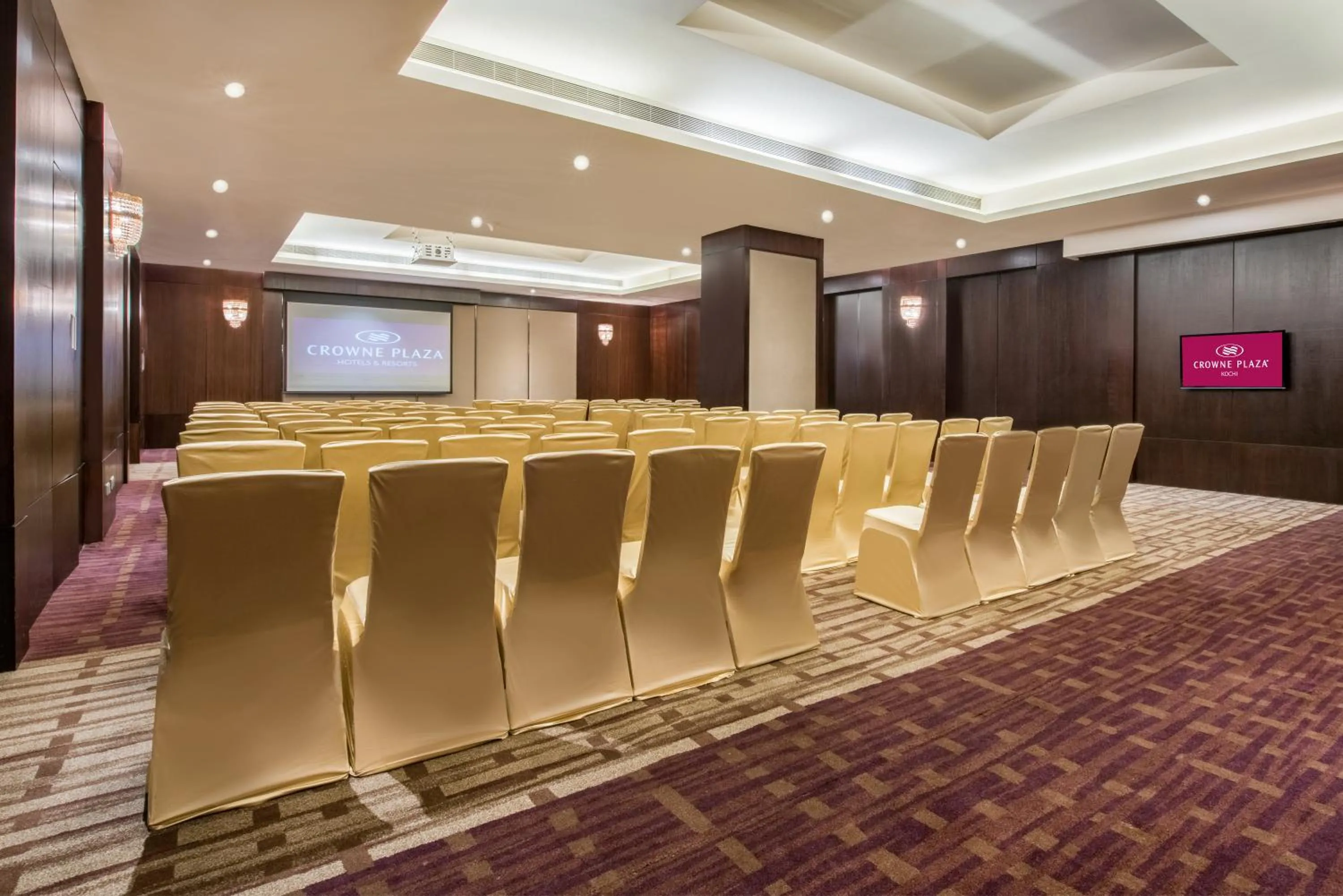 Meeting/conference room in Crowne Plaza Kochi by IHG