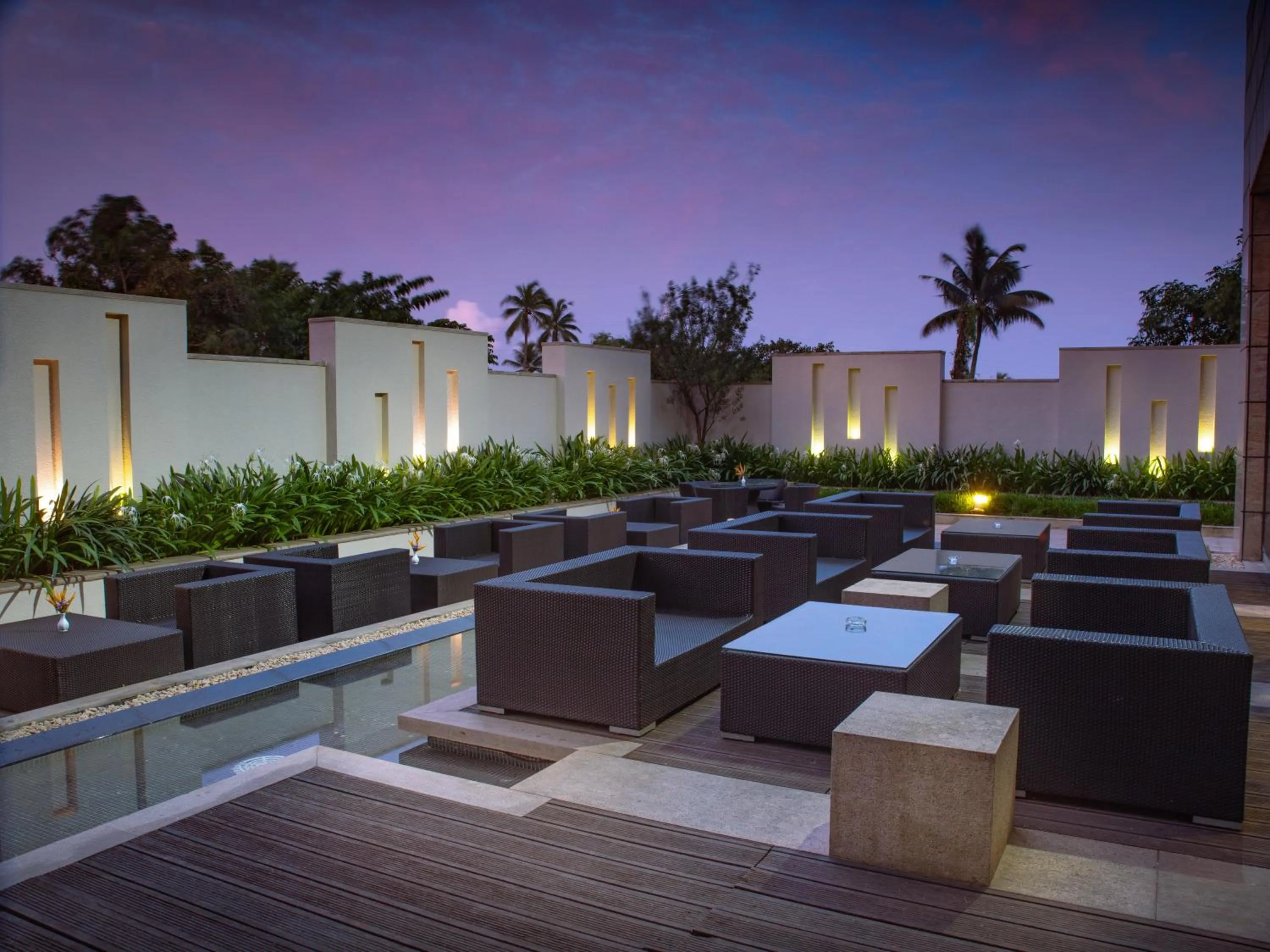 Lounge or bar in Crowne Plaza Kochi by IHG