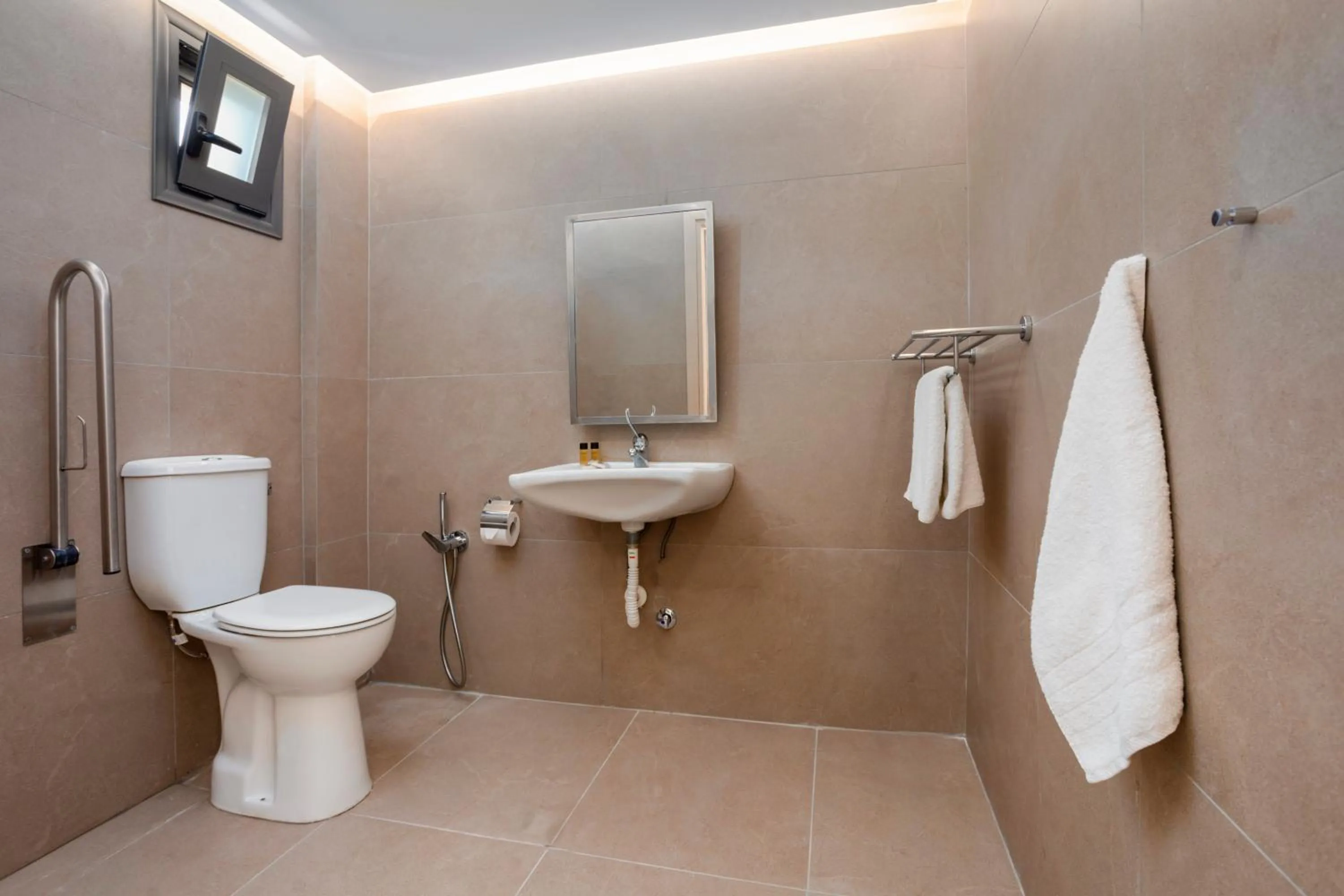 Shower in Akti Retzika