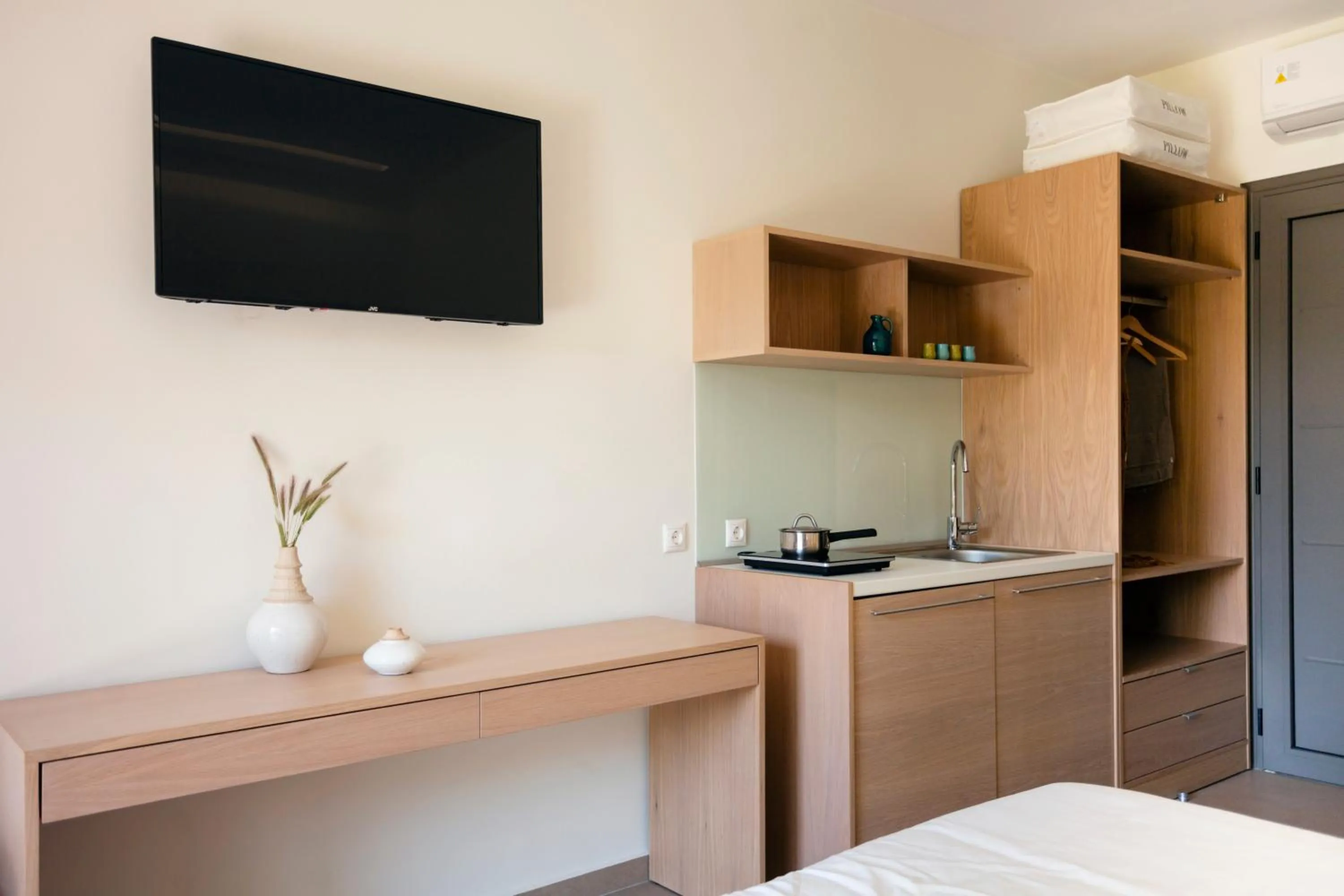 TV and multimedia in Akti Retzika