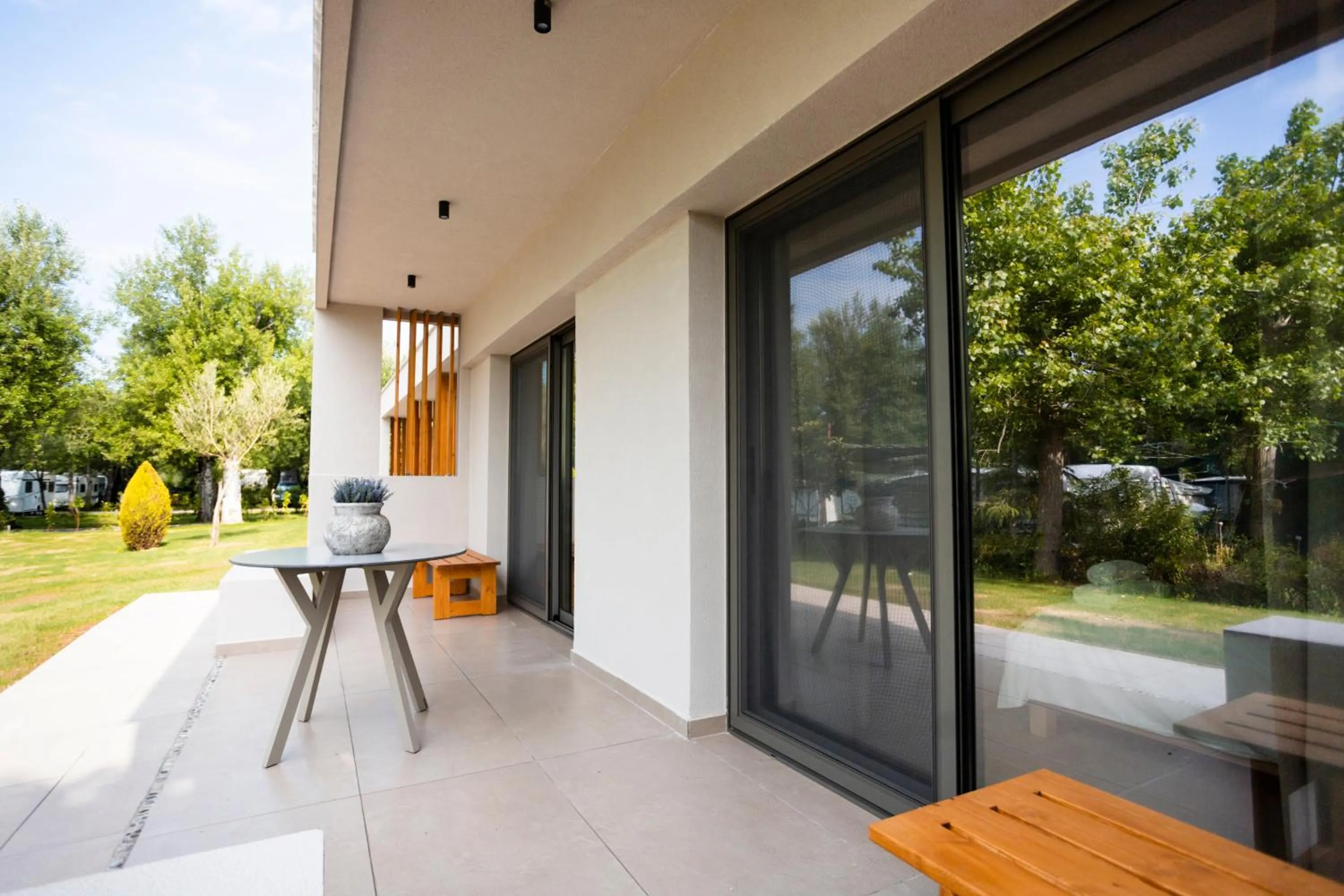 Property building in Akti Retzika